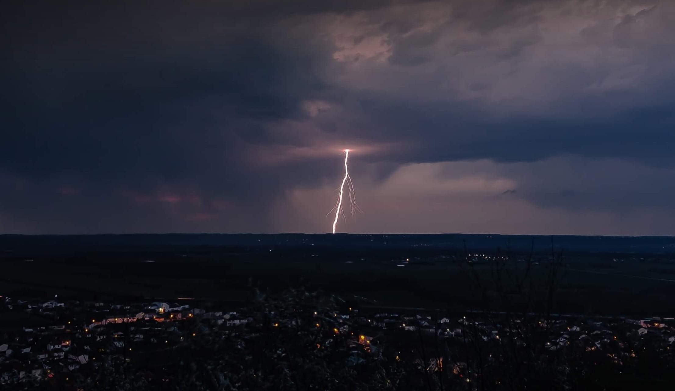 Mon premier orage de l année, dans l Ain ,vu de la tour de Saint Denis en Bugey - 23/03/2021 19:30 - René Jean Bayonas