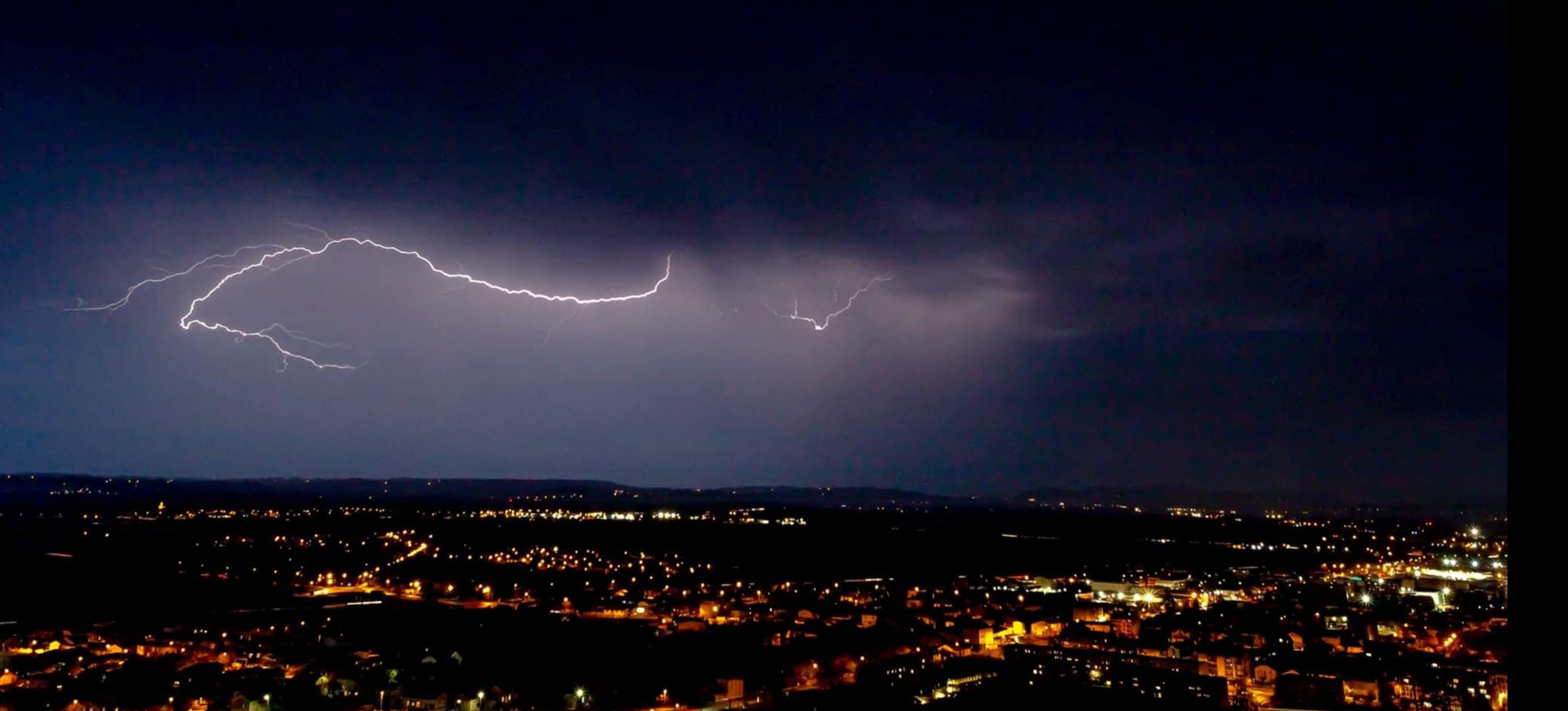 Eclairs lors de mon premier orage de l année, dans l Ain, vu de la tour de saint Denis en Bugey - 23/03/2021 19:30 - René Jean Bayonas