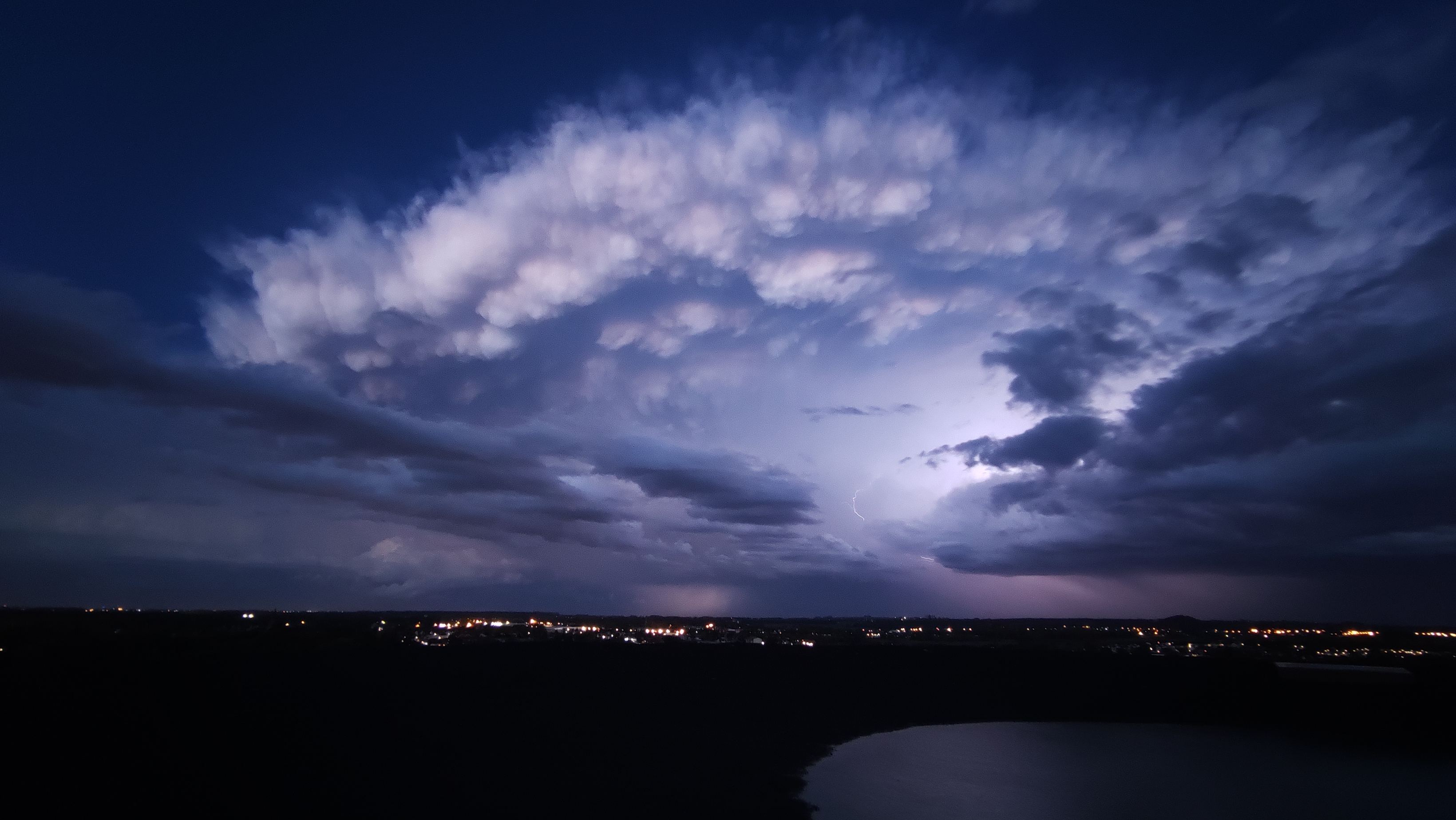 Superbe enclume d'une supercellule s'éloignant vers la frontière Belge, vue depuis le terril 110 de Oignies, Pas-de-Calais - 23/10/2022 19:30 - Kassian Bouaziz