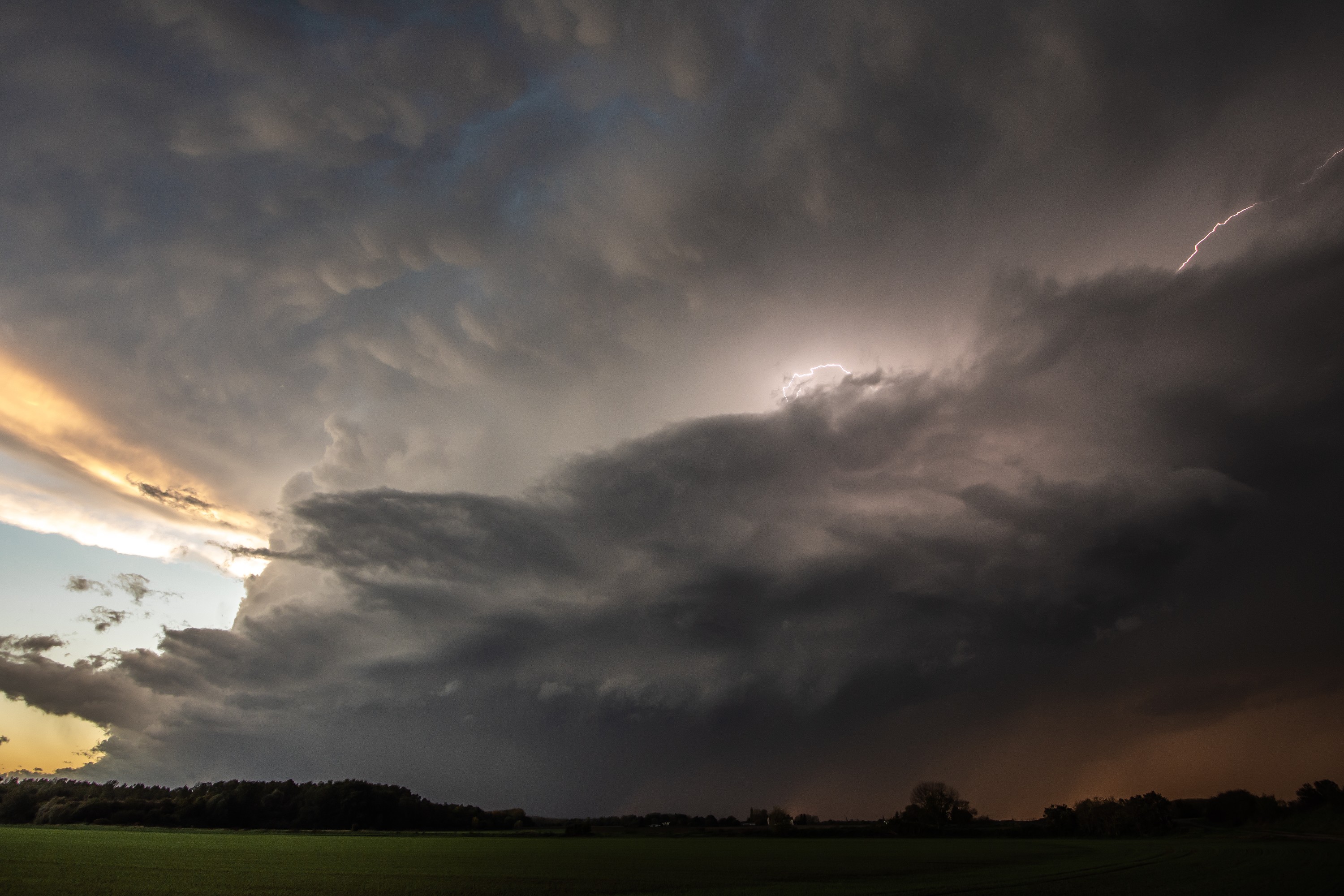 Supercellule HP observée à Bruille-lez-Marchiennes ce dimanche 23 octobre vers 18h30. Plusieurs dégâts signalés suite au passage de cet orage (tuile envolées, arbres cassés...) - 23/10/2022 18:30 - Pierrick CAGNON