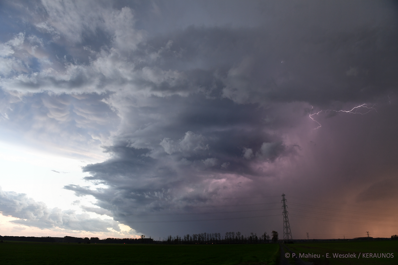 Imposante supercellule tornadique sur le sud du Pas-de-Calais ce dimanche 23 octobre, vue par son flanc oriental depuis le département du #Nord, à l'heure où la #tornade frappait #Bihucourt. Éclairs incessants et mammatus au sud du mésocyclone (à gauche sur la photo). © Keraunos - 23/10/2022 18:30 -  KERAUNOS