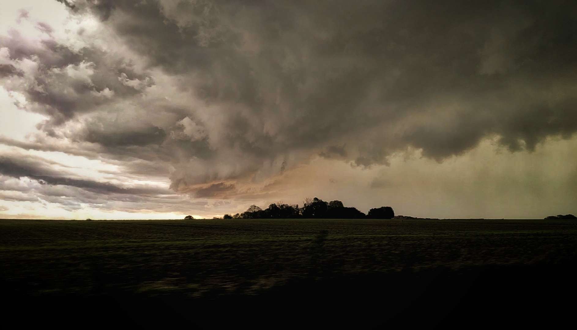 Dimanche 23 octobre en fin d'après-midi, une supercellule survola Amiens et alentours. Le ciel vert trahissait la présence de grêle, il y avait tellement d'éclairs qu'il était impossible de les compter. Fort heureusement, on a échappé aux fortes précipitations. Cependant, depuis notre spot, il y avait énormément de vent et un arcus se dessinait juste au dessus de nous. Le vent était tellement fort qu'on voyait le nuage avancer très rapidement ! Quand l'orage nous est passé devant, on a eu droit à un magnifique ciel de mammatus avec le soleil qui commençait à se coucher. - 23/10/2022 17:50 - Louka BURJES