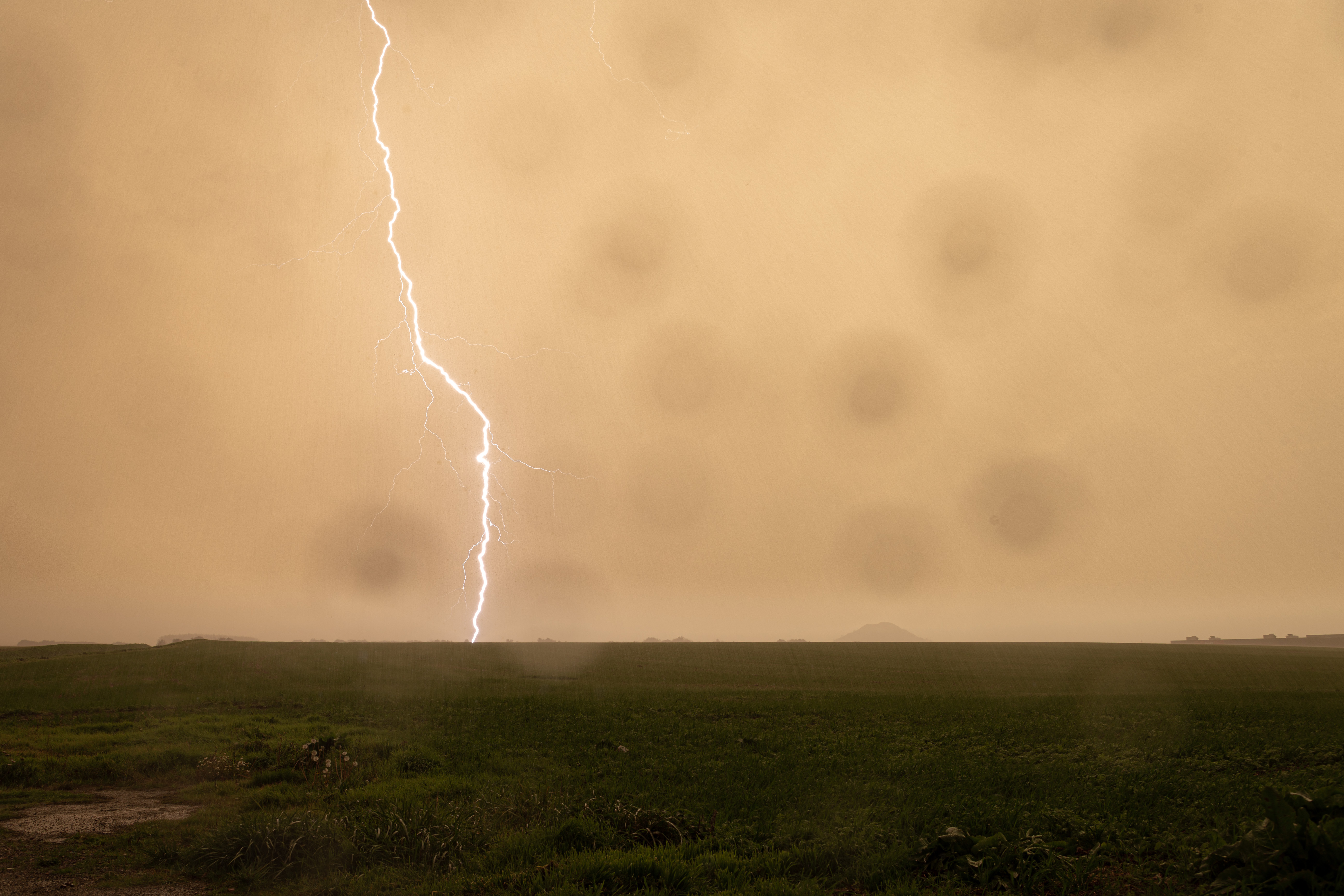 Voici quelques photographies des orages violents qui ont frappés le Pas-de-Calais le 23/10/2022 - 23/10/2022 18:27 - Pierre Pierron