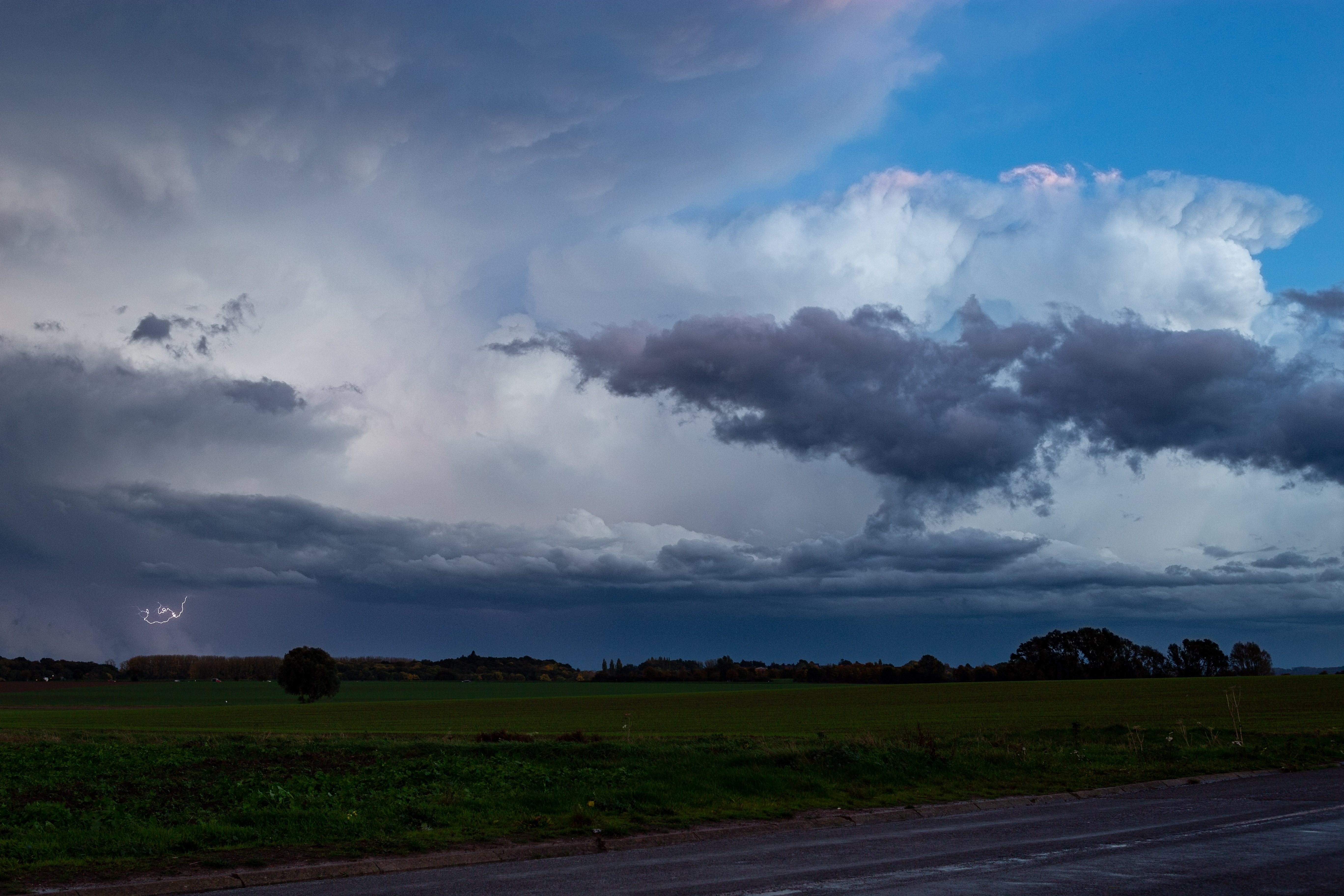 Voici quelques photographies des orages violents qui ont frappés le Pas-de-Calais le 23/10/2022 - 23/10/2022 18:49 - Pierre Pierron