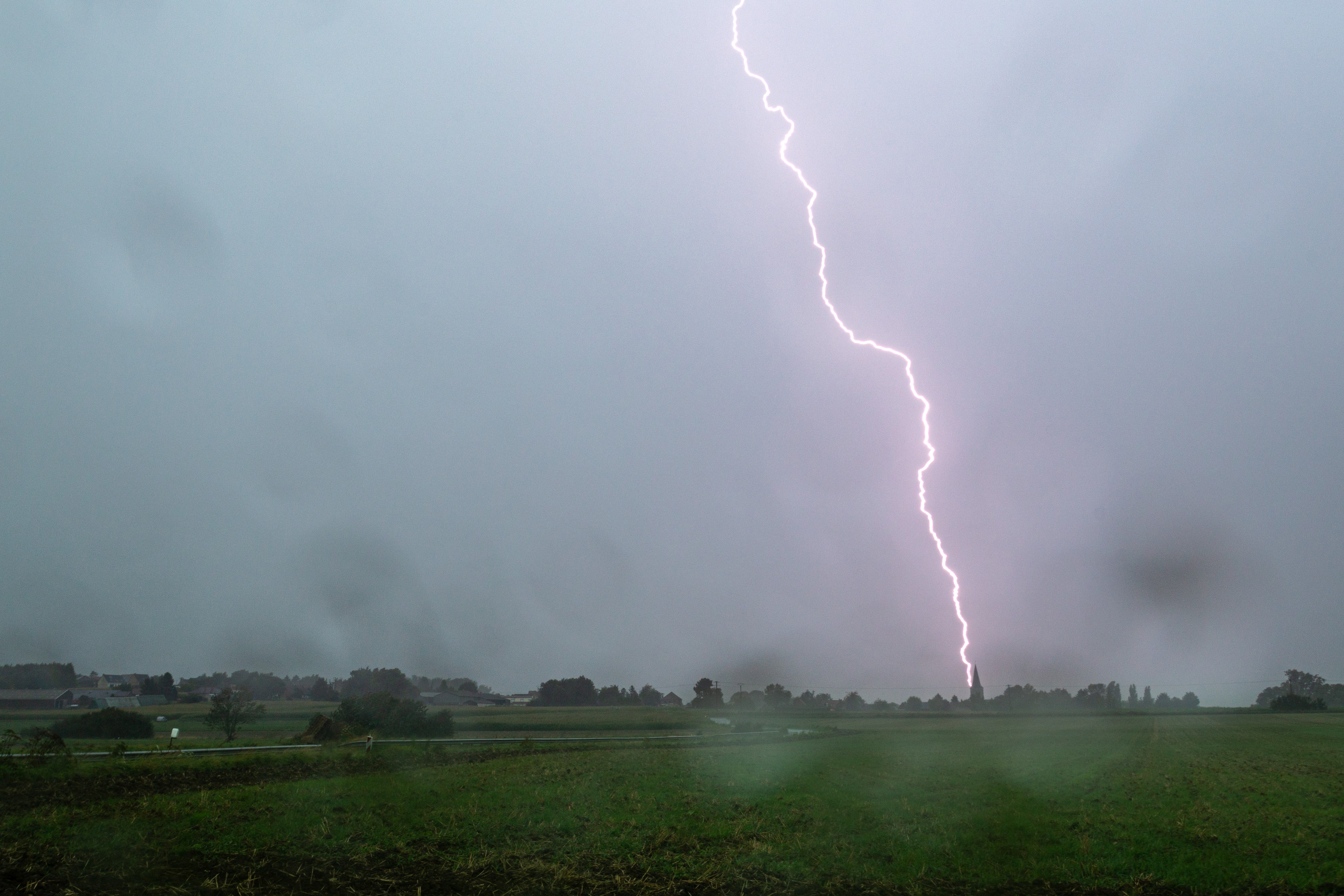 Voici un bel impact de foudre photographié durant l'orage matinal et violent du 25/08/2023 sur le secteur de Béthune/Houdain - 24/08/2023 10:07 - Pierre Pierron