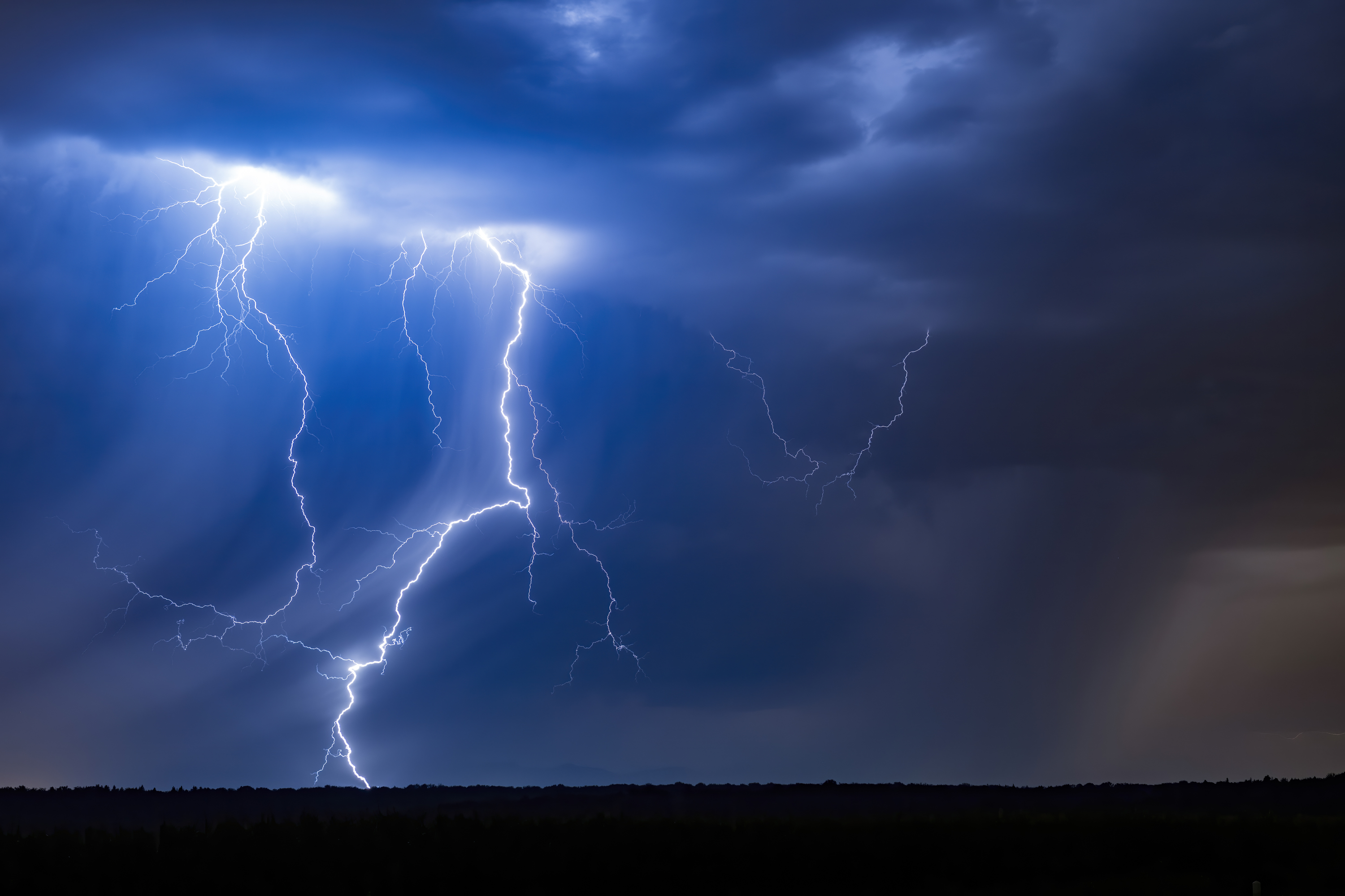 Orage avec une grosse intensité électrique dans le Doubs près de Montbéliard. - 24/08/2023 23:14 - Pierre-David CHAMBON