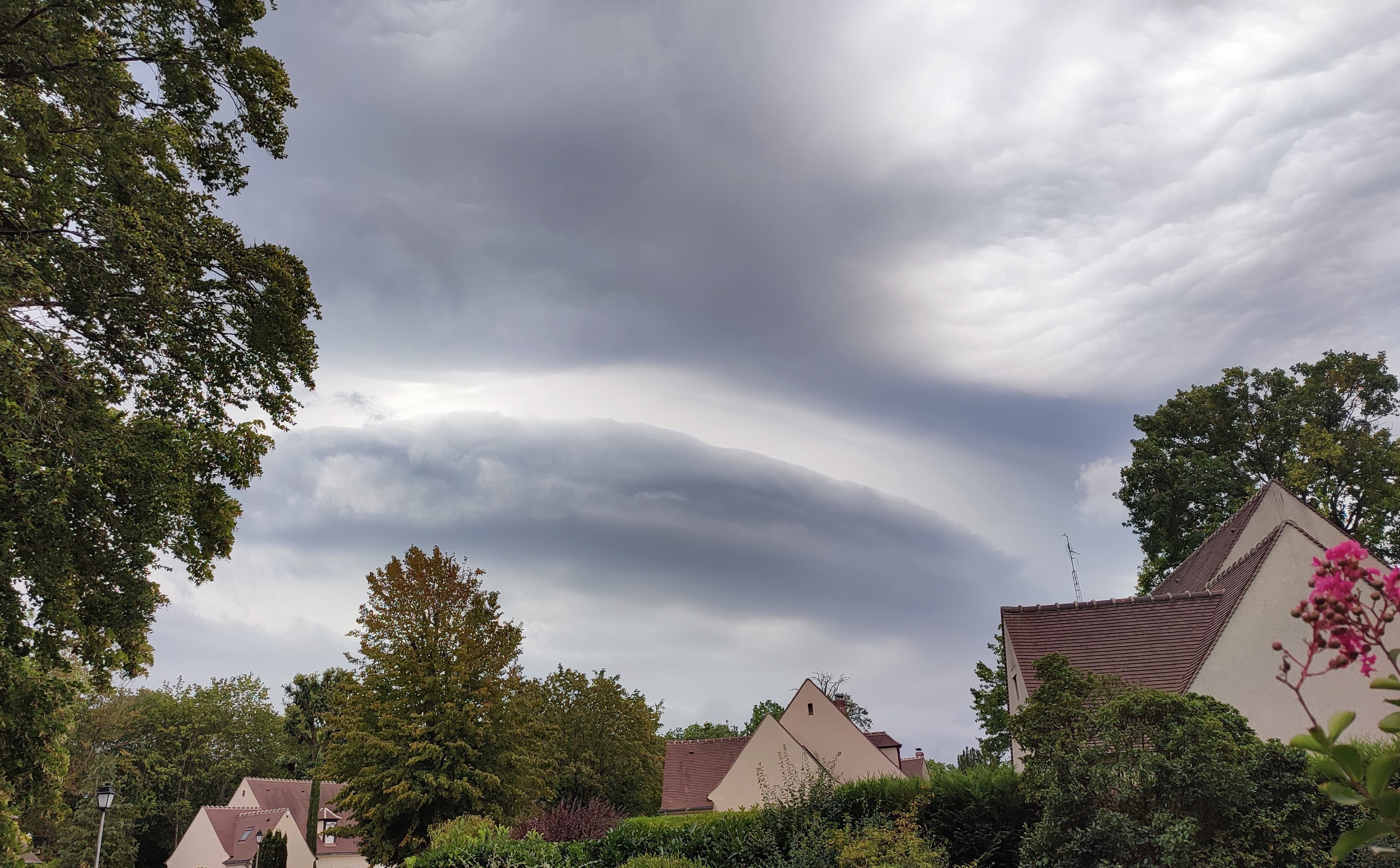 Développement supercellulaire et arcus dans le sud oise. - 24/08/2023 12:51 - Schoenmakers Anna