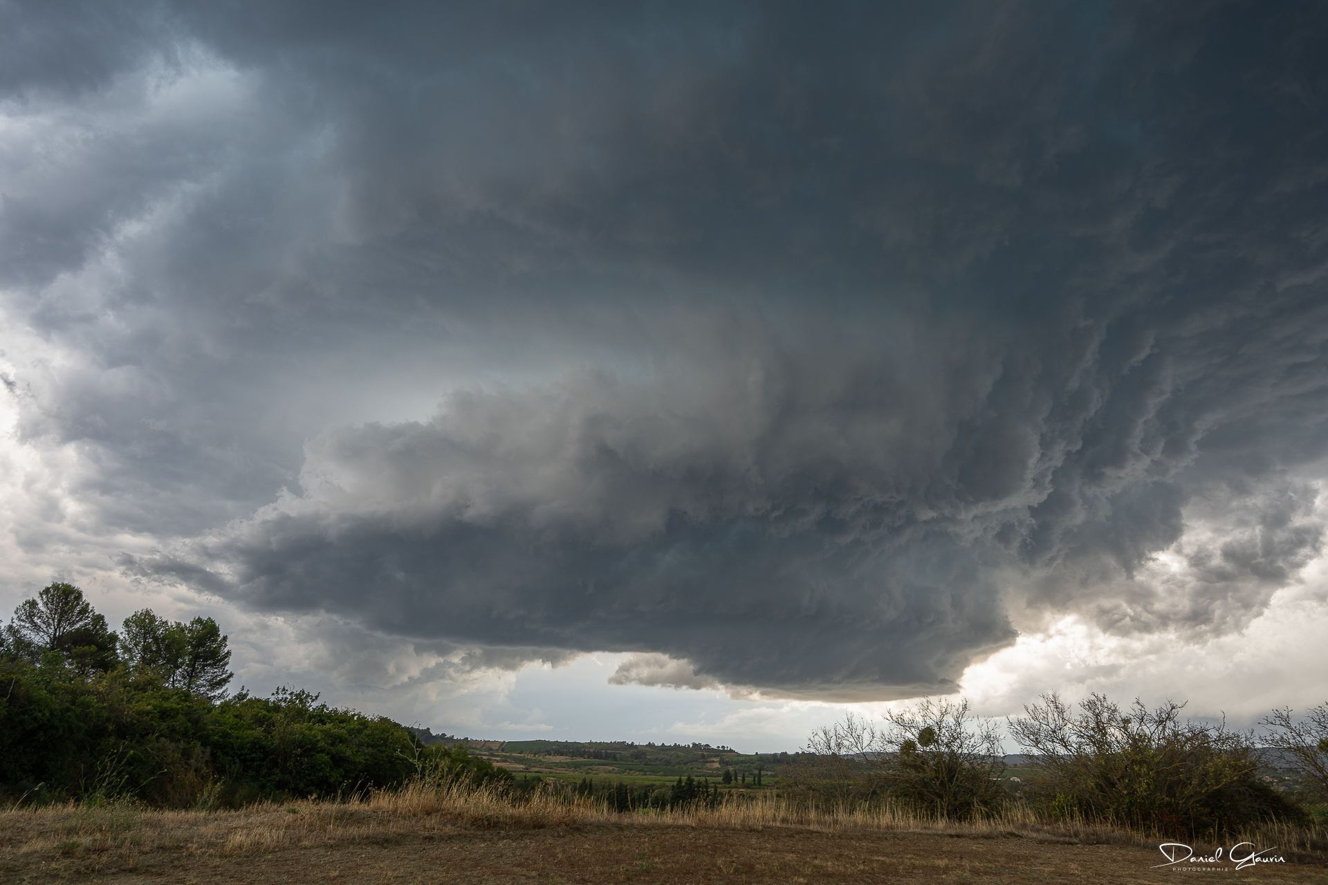Mésocyclone parfaitement structuré dans l'Aude au sud de Carcassonne. Cette supercellule a engendré la tornade de forte puissance à Pomas ou de nombreux blessés ont été évacué vers les hôpitaux . Les dégâts sont considérables dans ce village. - 24/08/2026 16:46 - DANIEL GAUVIN