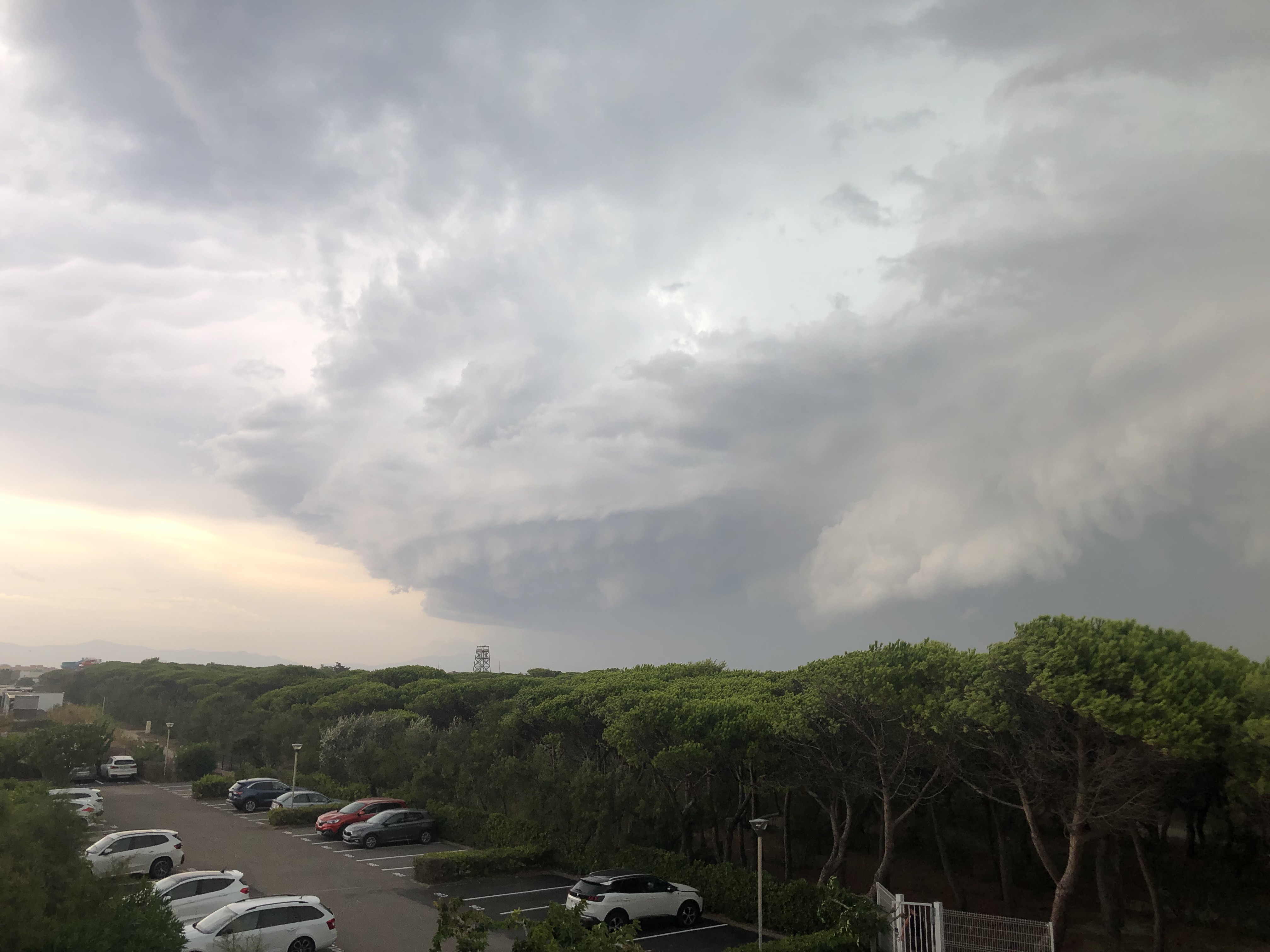 Front orageux arrivant sur Barcares le 
Front orageux arrivant sur Barcares - 24/08/2026 18:20 - Florian Guerard