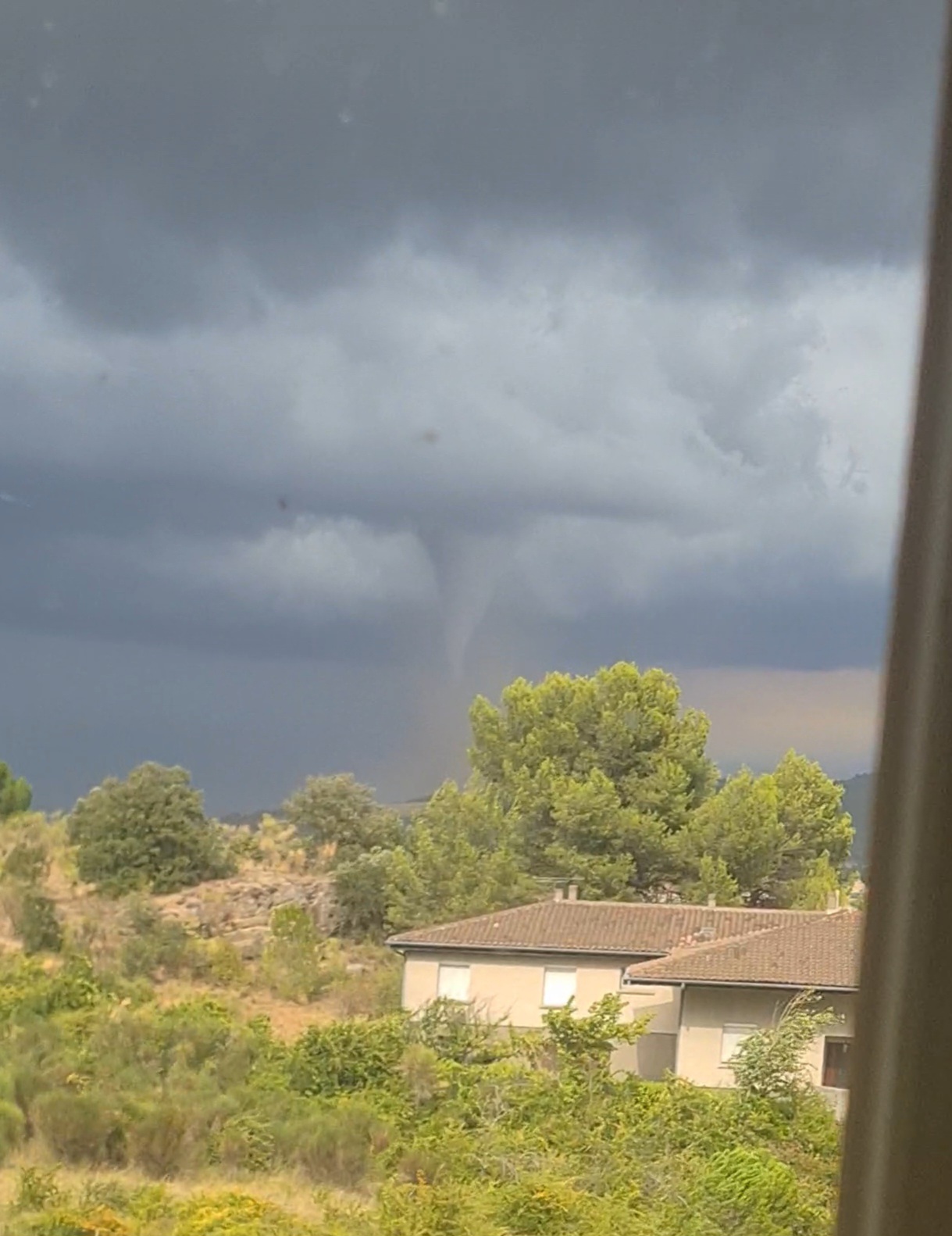 Tornade Limoux.
Vu depuis le haut du chemin de ternible.
J'ai également quelques vidéos des mouvements des cellules - 24/08/2026 17:01 - Etienne Potier