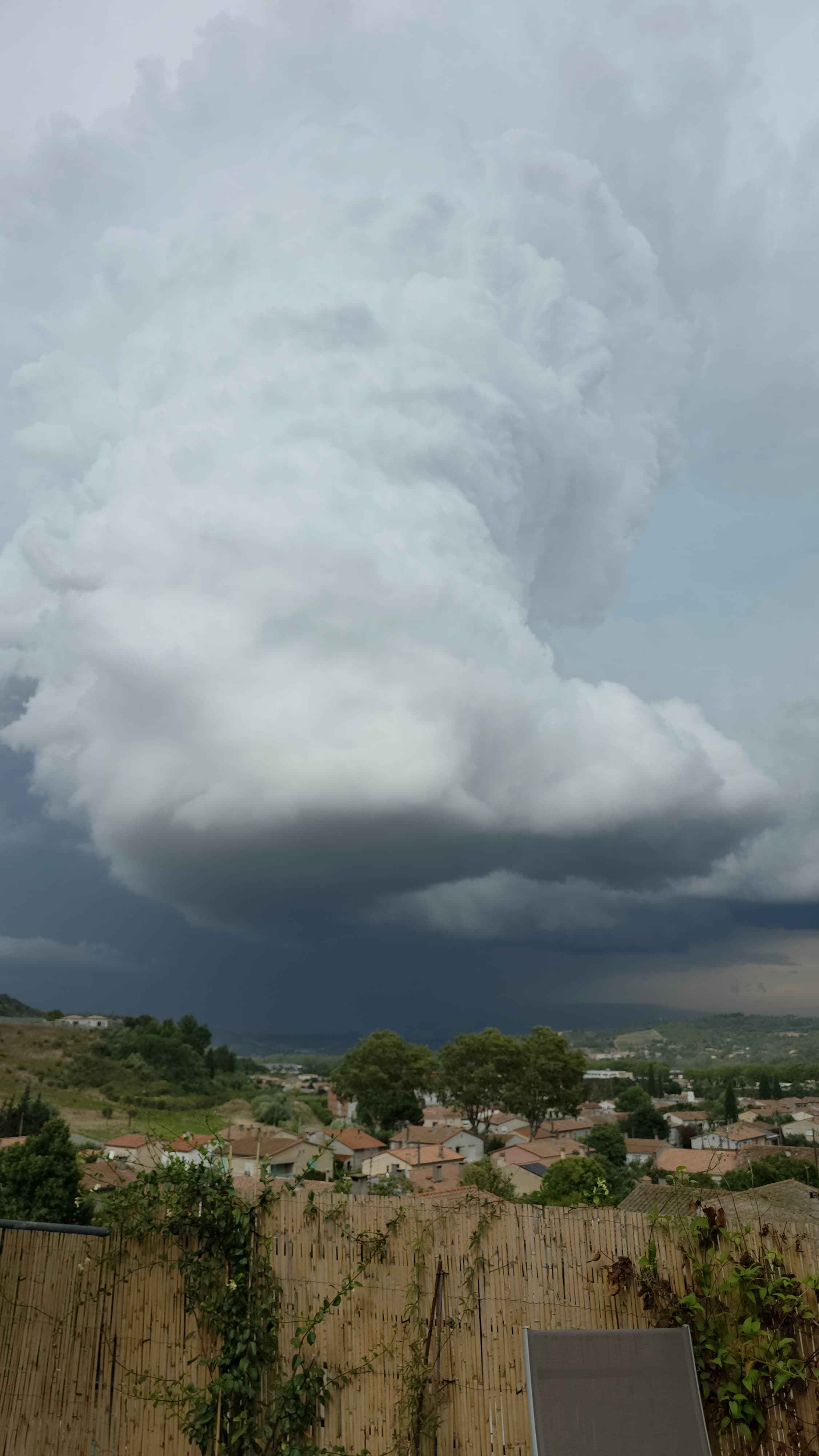 jai vu une tornade ce cree devant nos yeux en direct a vue de limoux , en voyant le debut du tournant ce cree avec la vue arriere de supercelle et un boue du départe de tornade.

Elle s’est créée juste devant nos yeux en à peine 30 minutes, à une vitesse folle et incontrôlable. Au début, ce n’était qu’une magnifique tempête. Puis, au fil des minutes, les nuages ont commencé à arriver de tous les côtés et à tourner dans tous les sens. Ils devenaient de plus en plus grands, sombres et impressionnants.

Jusqu’à ce qu’elle se déplace de quelques kilomètres devant nous… et là, nous avons vu la tornade se créer sous nos yeux. Impressionnante, mais surtout magnifique ! Beaucoup de chance et nous avons pue faire de magnifique photos est vidéos   , Et elle aspirait tous les nuages autour d’elle, avec un vent extrêmement fort. Puis elle s’est dirigée vers le village de Pomas, qui a malheureusement été énormément touché par la tornade. - 24/08/2026 16:18 - VW Ella