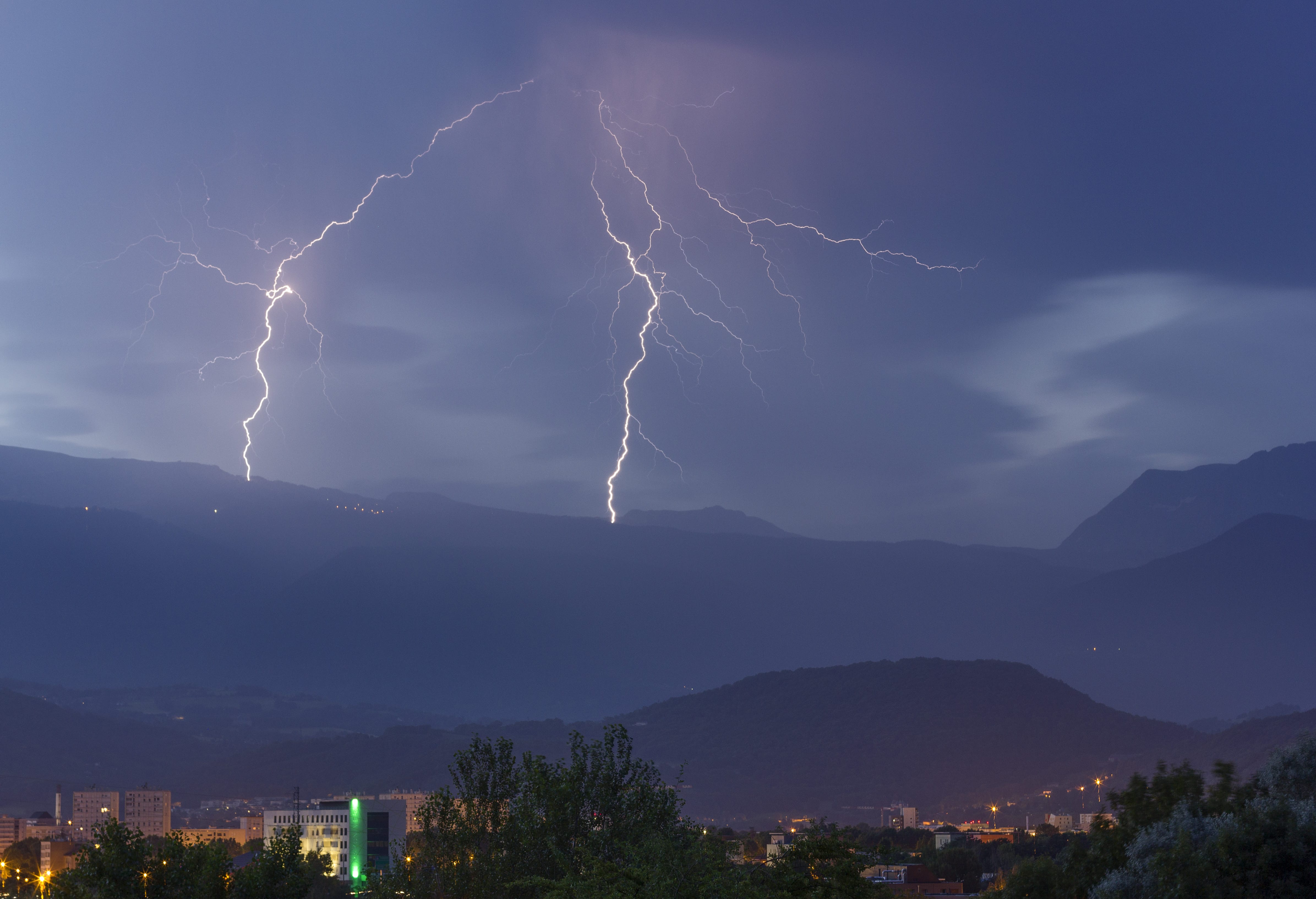 Au petit matin deux cellules isolées ont transité sur Grenoble et le massif de Belledonne avec de la foudre très esthétique entre 4h30 et 5h30 - 24/07/2021 05:15 - frederic sanchis