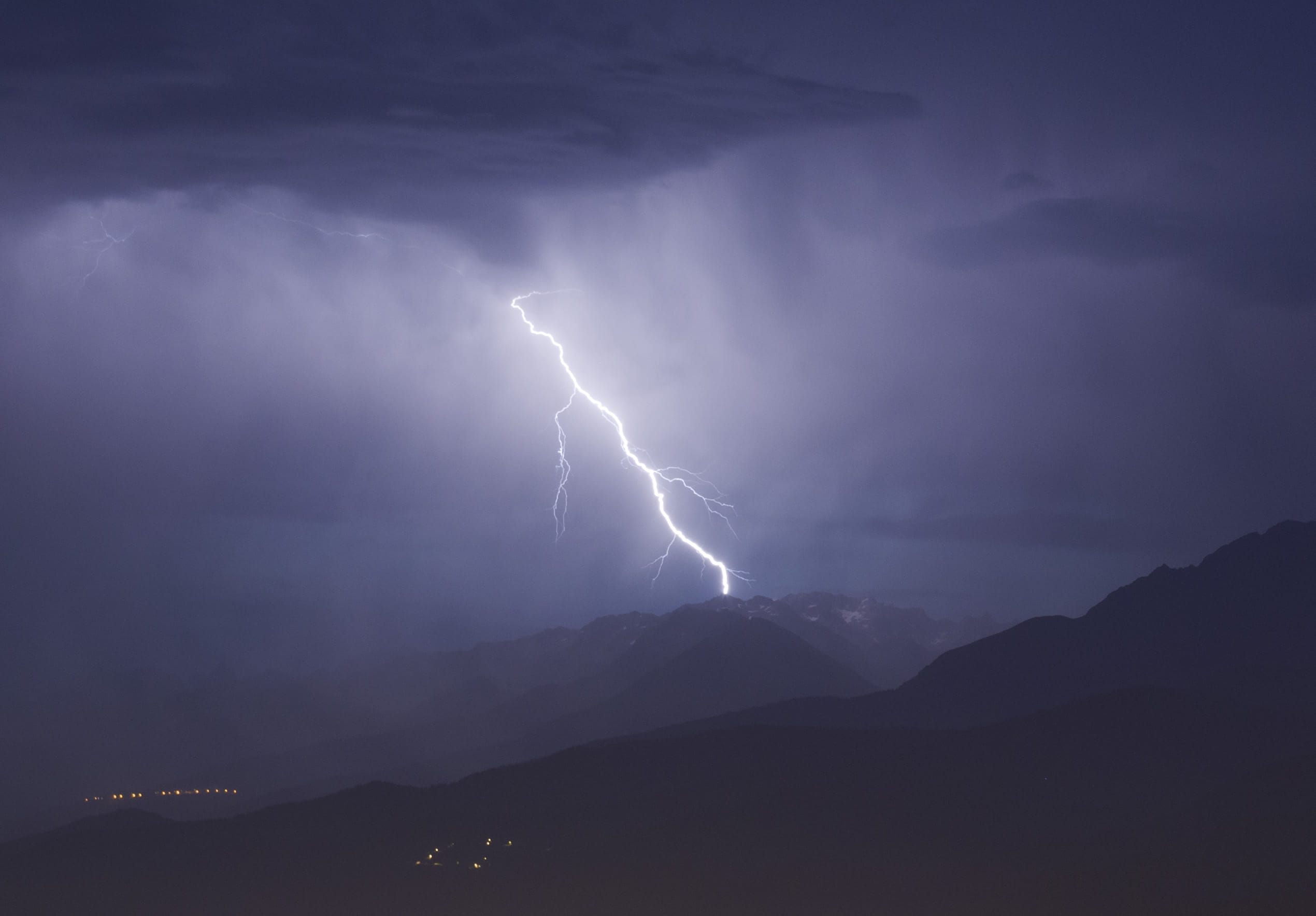 Première cellule au alentour de 4h45 du matin sur le massif de Belledonne en Isère - 24/07/2021 04:45 - frederic sanchis