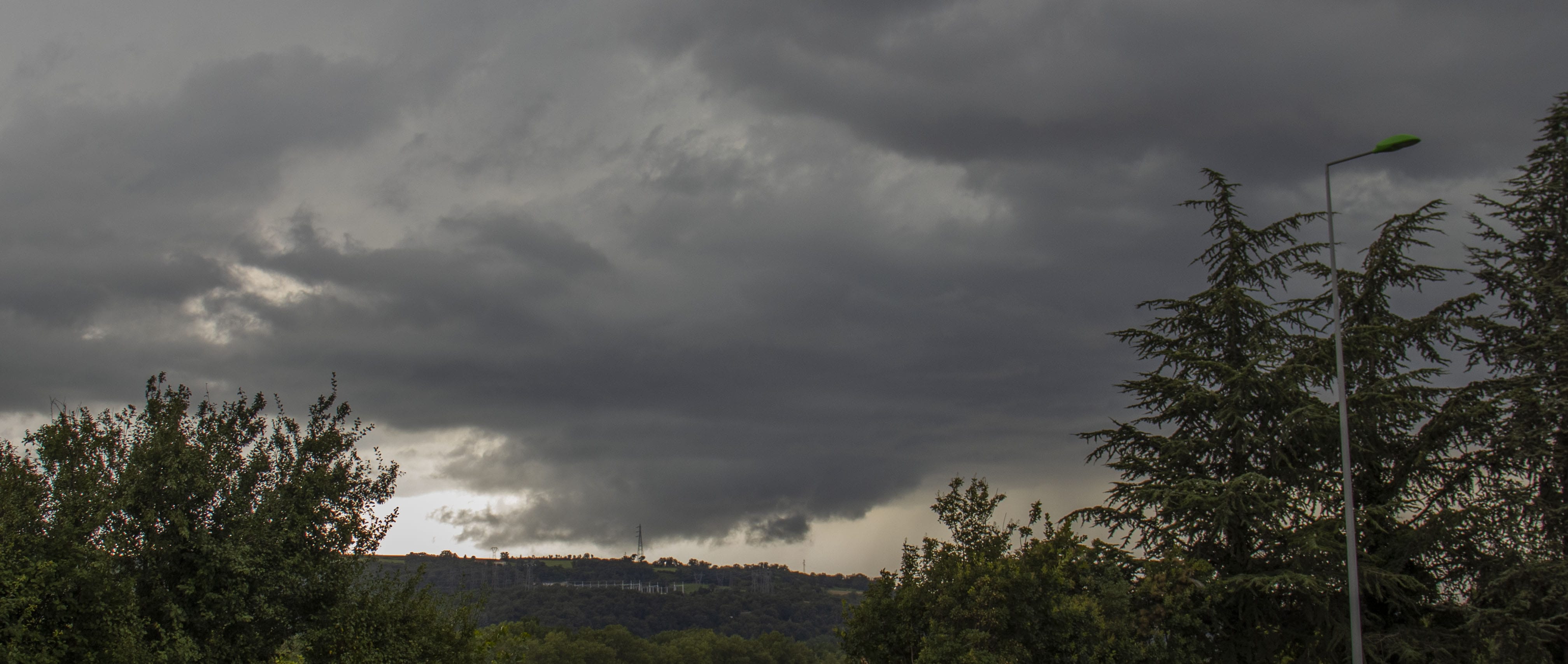 Amorce supercellulaire au nord de Vienne, à Chasse sur Rhône, en Isère. - 24/07/2021 14:49 - Évrard ANDRÉ