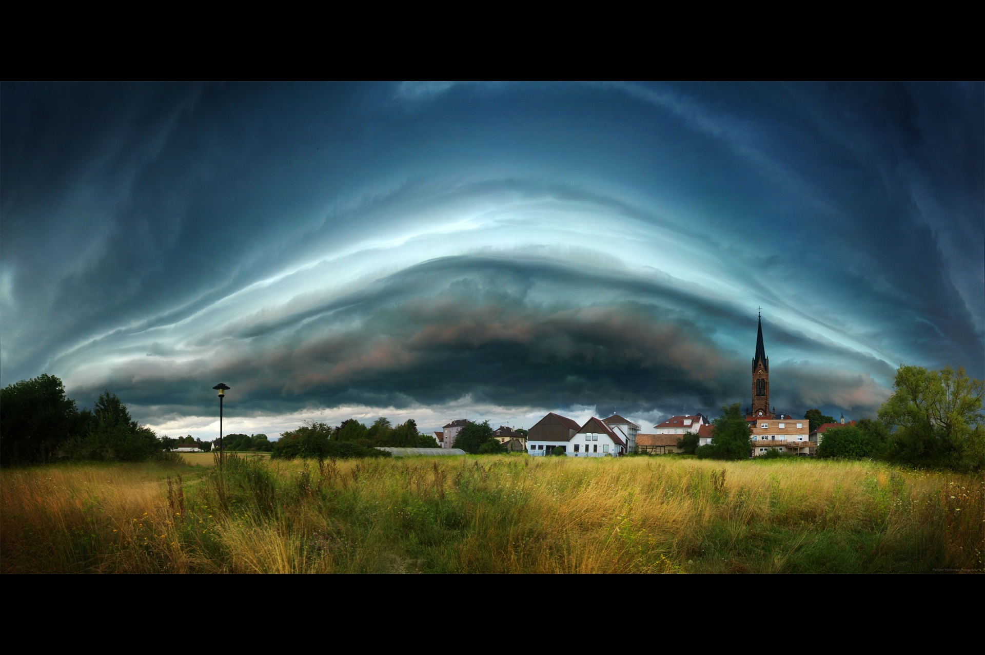 Spectaculaire arcus en approche sur Village-Neuf (Haut-Rhin), arrivant du nord-ouest. Heureusement l'orage fut plus graphique que violent. - 24/07/2023 10:59 - Philippe Meisburger