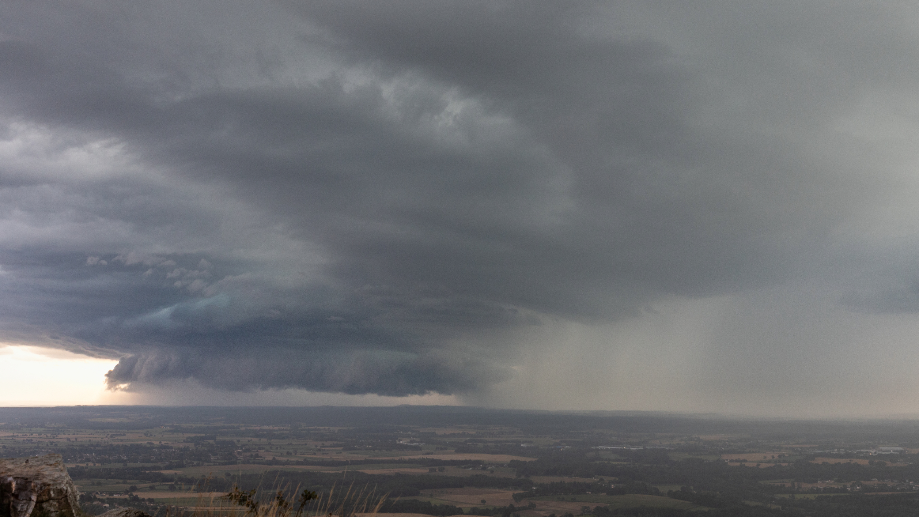 Supercellule sur la plaine de la Dombes, et pluie intense sur le secteur de Bourg en Bresse - 24/07/2023 20:30 - etienne VANARET