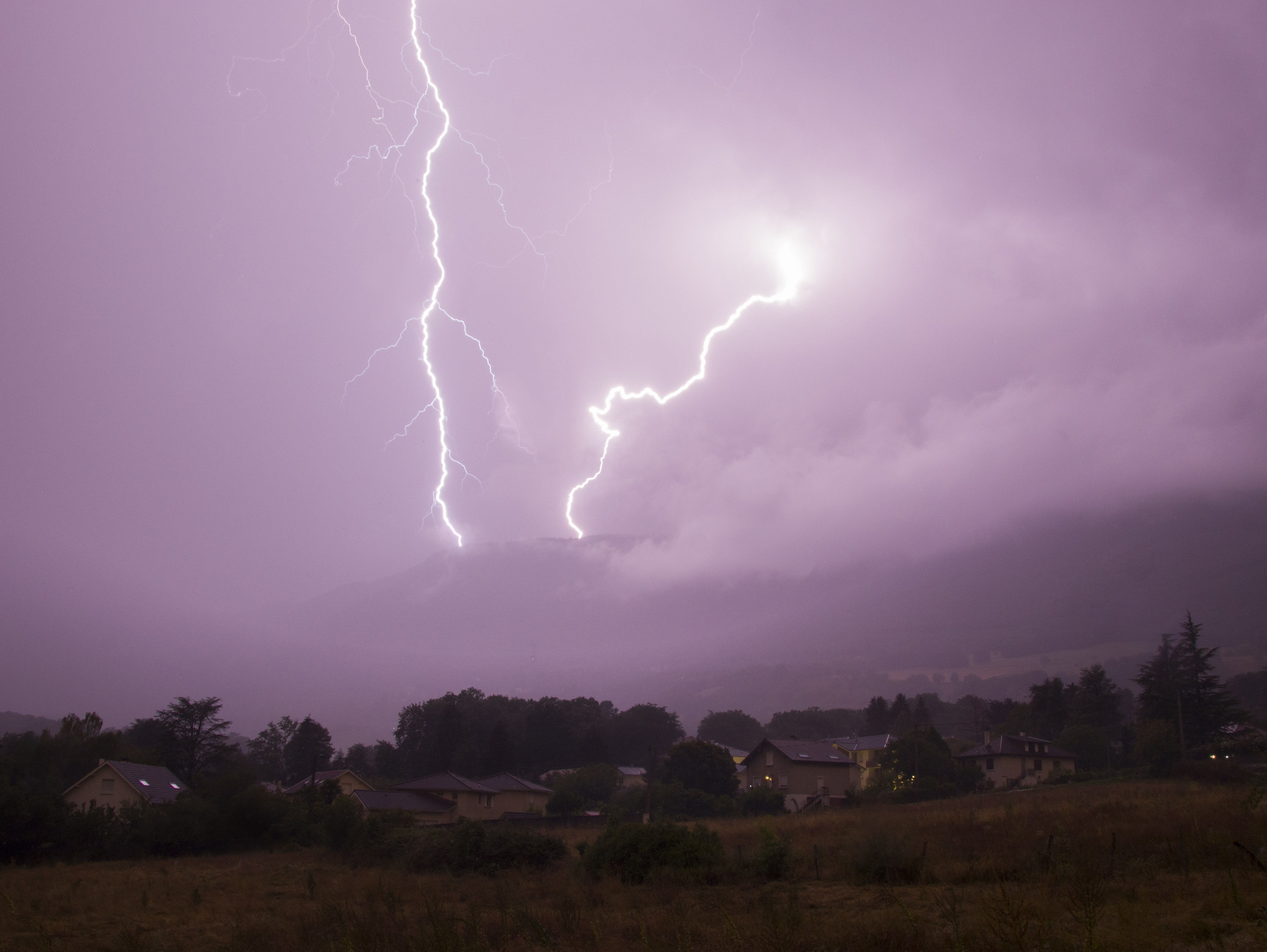 Orage très électrique et pluie torrentiel sur le village de Claix  ( près de Grenoble ) ou j'étais posté. sud Isère - 24/07/2023 23:55 - frederic sanchis
