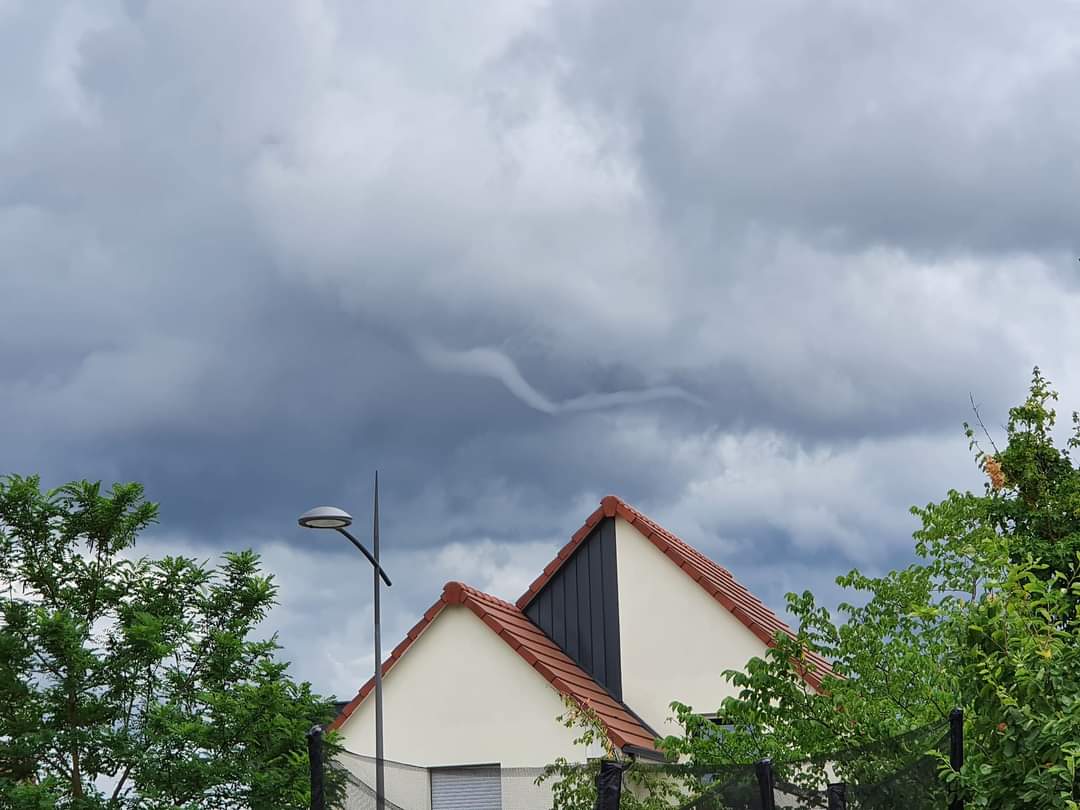 Formation d'une tornade à dambach la ville - 24/06/2022 14:00 - Sébastien Juppont