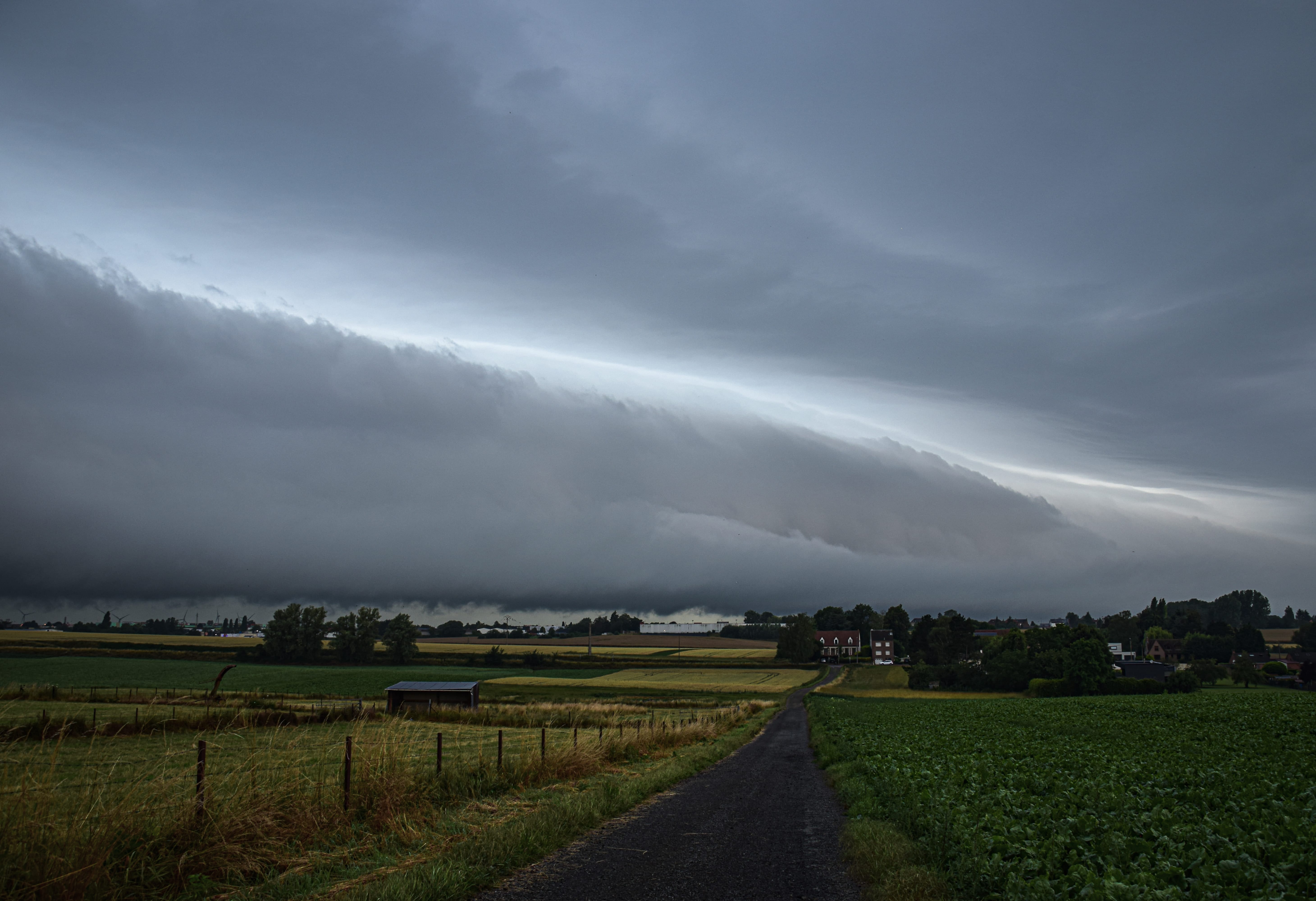 Arcus monstrueux arrivant droit sur Cambrai (59) tôt le matin à l’avant d’un orage modéré. J’ai rarement un arcus aussi esthétique, avec sa base rasant le sol. - 24/06/2022 07:23 - Jules Créteur