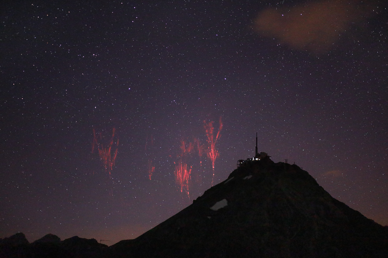Sprites générés au-dessus des puissants orages qui se sont déplacés le long de la côte Atlantique le 24 juin au soir. Au premier plan, le Pic du Midi de Bigorre. - 24/06/2025 23:56 - Ambre de l'Alpe