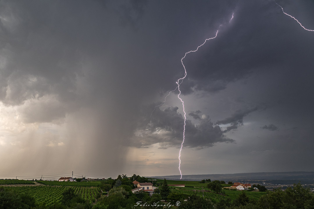 Orage caniculaire très localisé du coté de Condrieu (69) en soirée du 24 juin 2026. - 24/06/2026 21:00 - Fabio Aqualys