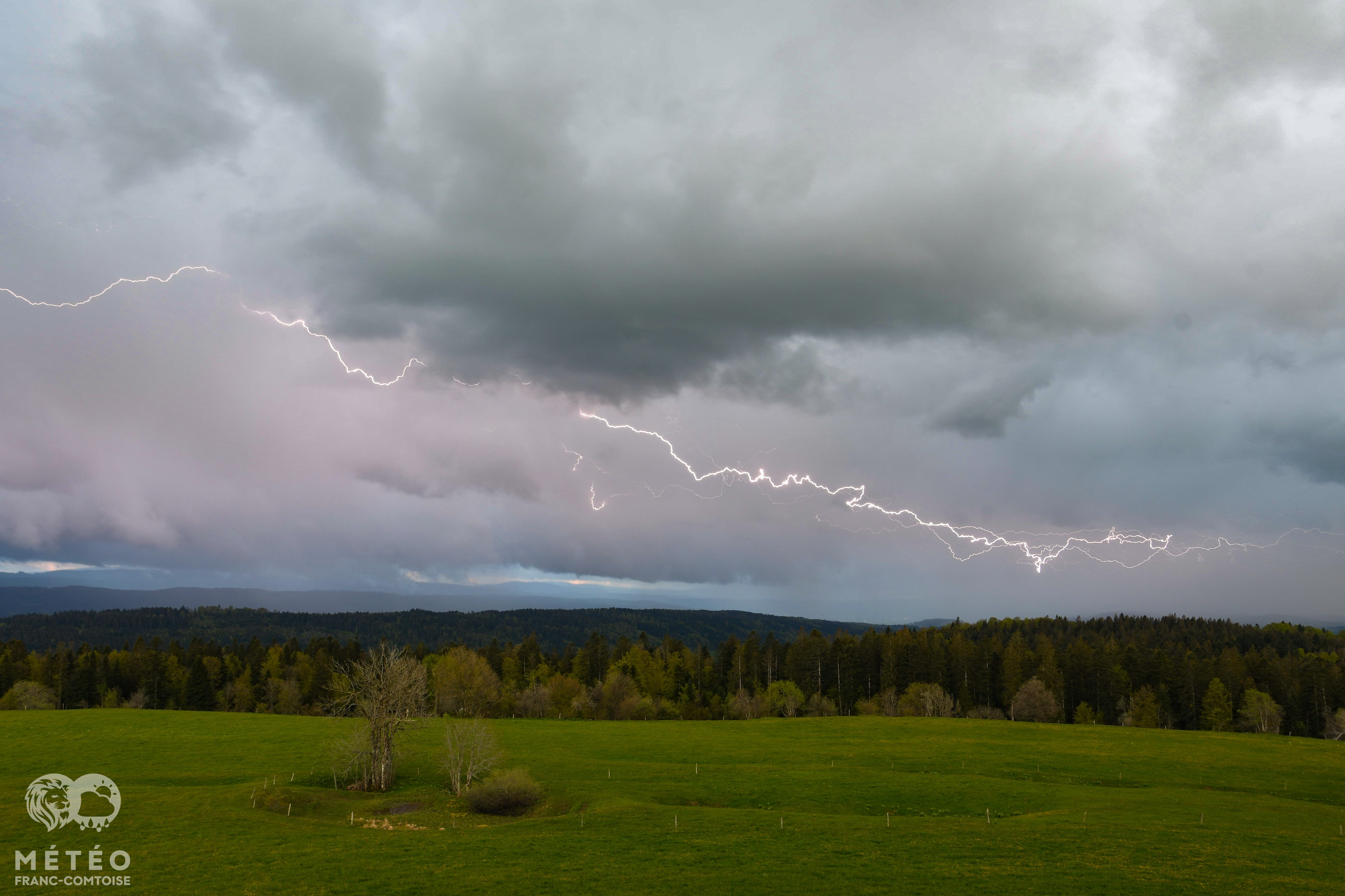 Orage très électrique sur Pontarlier dans le Haut-Doubs, vue du Crêt Monniot et ses 1141m d’altitude... - 24/05/2021 20:41 -  Météo Franc-Comtoise