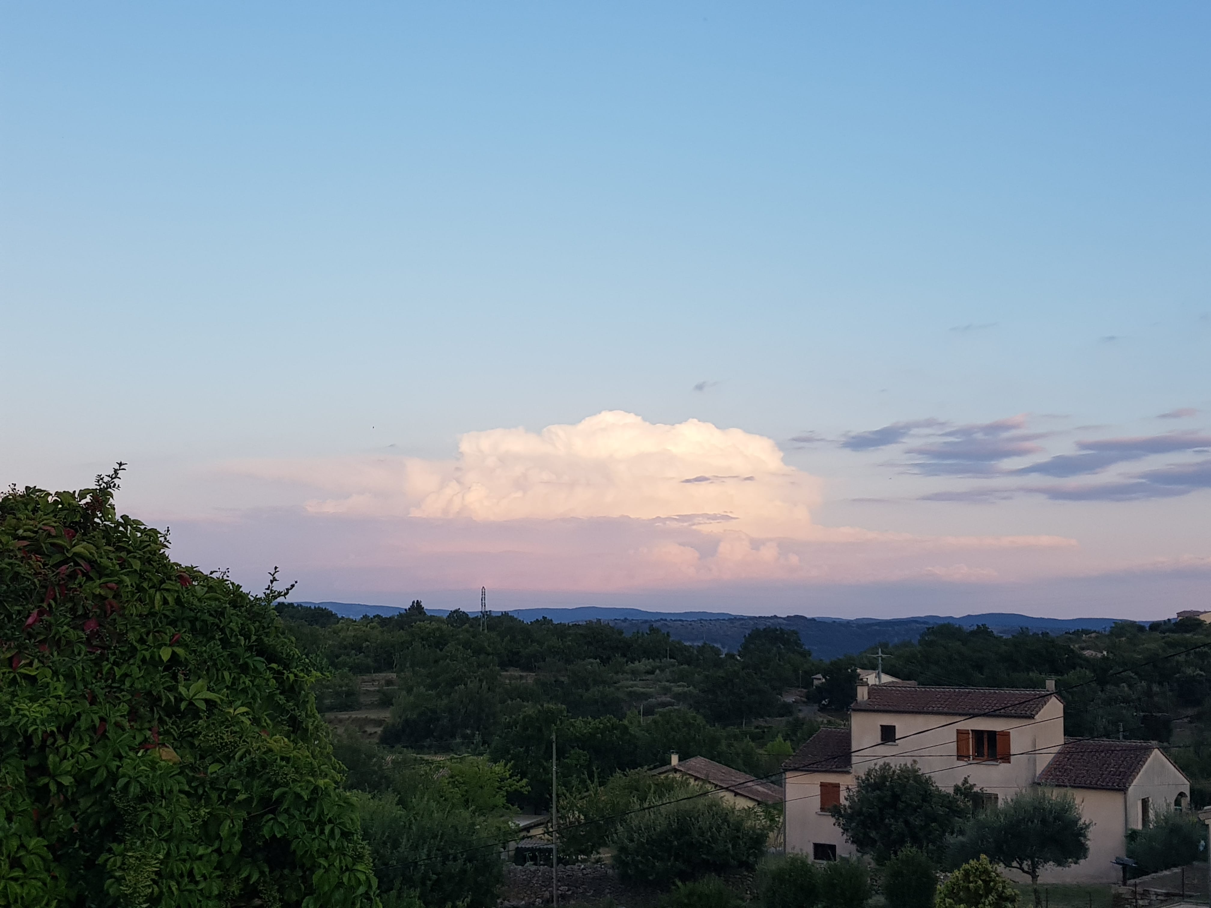 Petit cumulonimbus photographié à Aubenas. - 25/08/2021 20:00 - Andrea Pirrotta