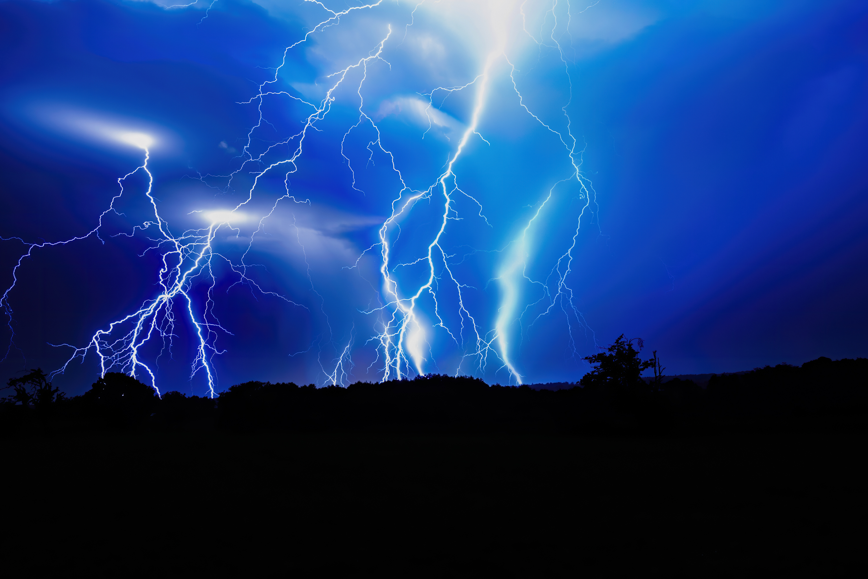 Orage avec une grosse intensité électrique dans le Doubs près de Montbéliard. - 25/08/2023 00:31 - Pierre-David CHAMBON