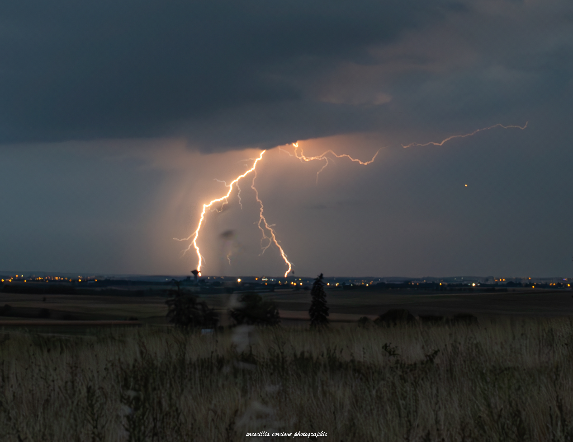 Double impact de foudre vue depuis solaize - 25/08/2023 21:00 - Prescillia Corcione