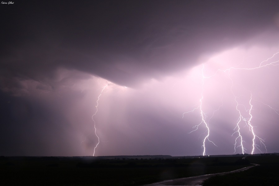 Nouvelle salve d?orage ce vendredi 25 août 2023 à la fraiche dans le secteur du Lac de Madine en Meuse de 04h à 5h30 je me suis régalée enfin de la photo mais comme à chaque fois la pluie fou son bordelle et les impacts de foudre son très puissent mais bon je me suis régalée - 25/08/2023 05:00 - Gillant Fabrice