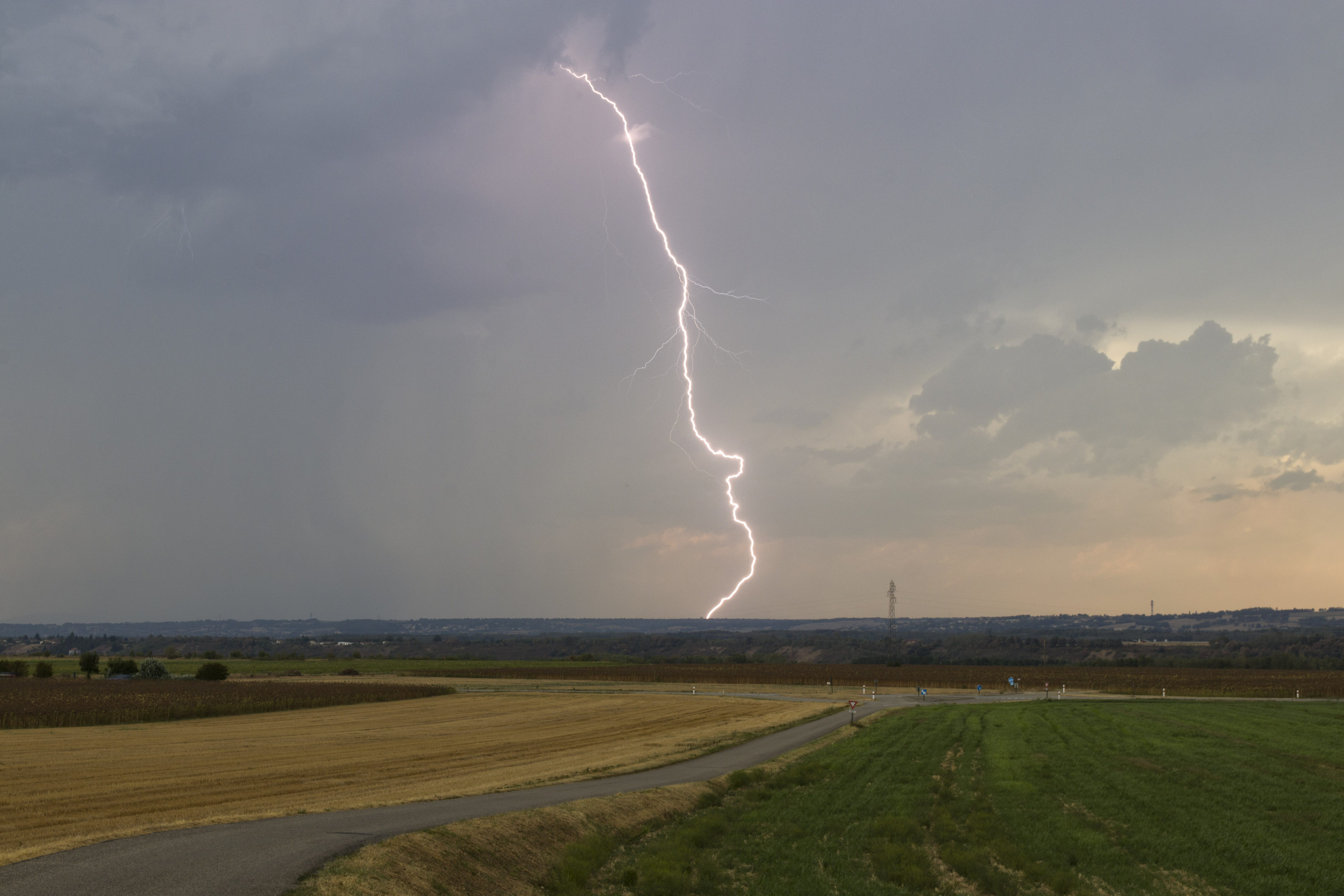 Orage du coté de Beaurepaire en Isère en provenance de l' Ardèche. - 25/08/2023 18:20 - frederic sanchis