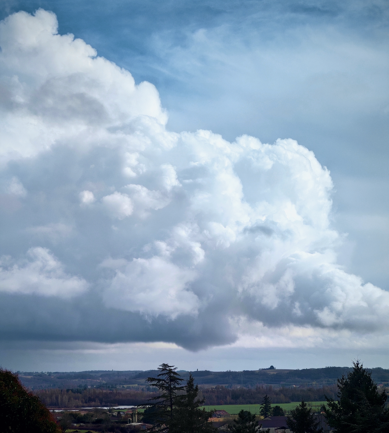 Photo de la cellule orageuse responsable de la tornade de Riocaud vue depuis Velines, la tornade est visible au 1er plan quelques minutes avant sa dissipation. - 25/01/2026 14:55 - Paul JULIEN