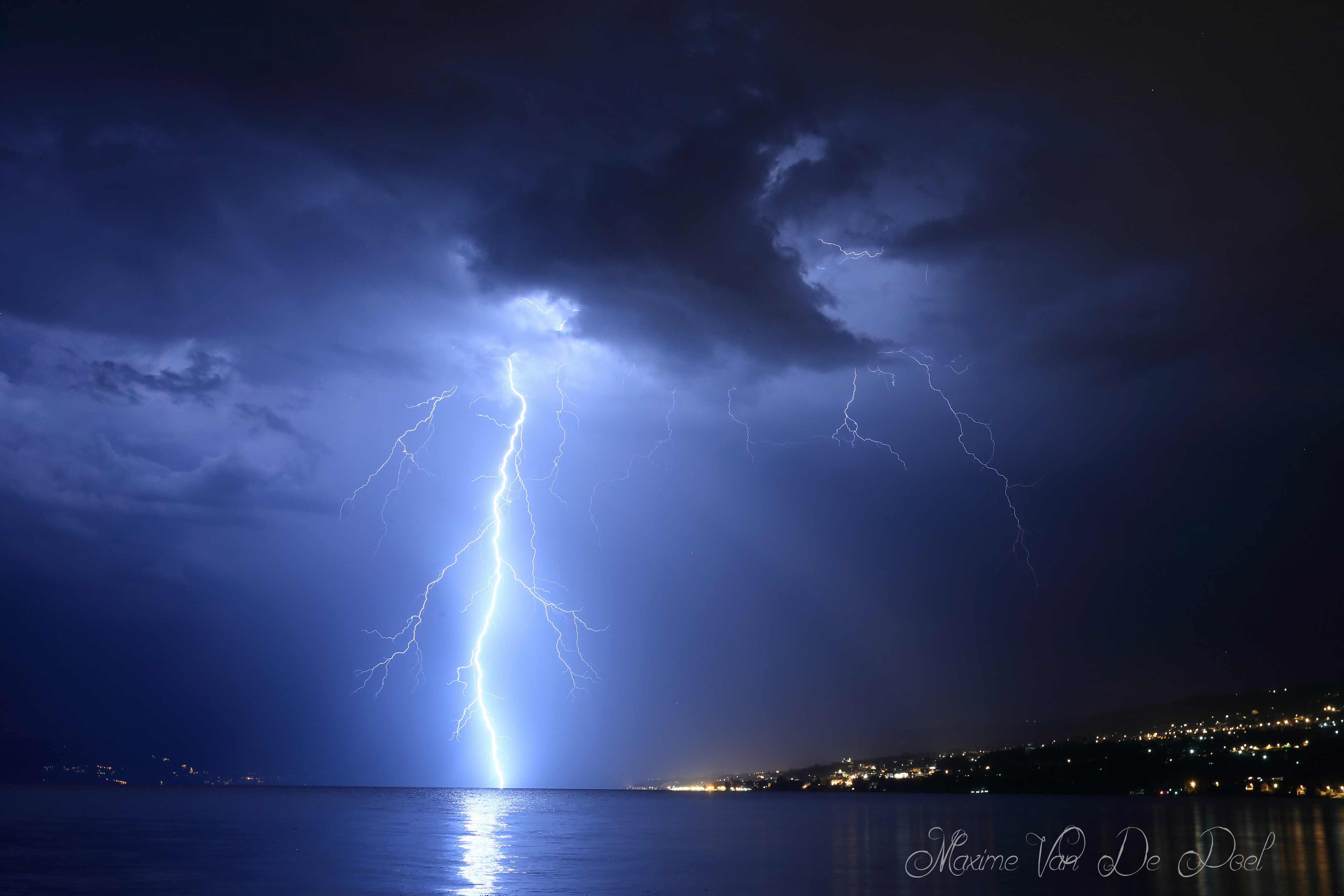 Orage prit cette nuit à 23h depuis amphion impact au large d’evian les bains sur le lac leman ! - 25/07/2022 23:00 - Maxime Van de poel