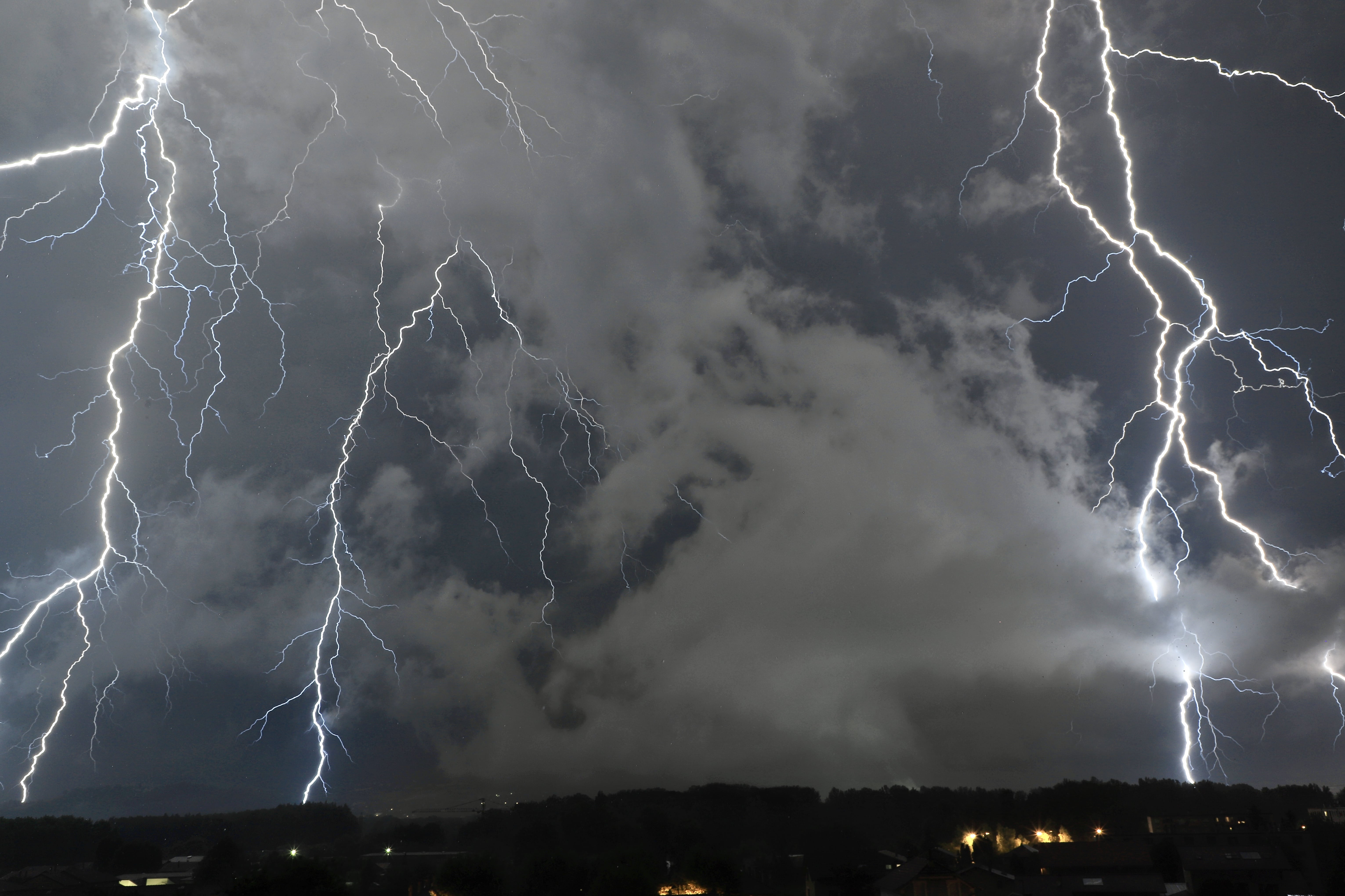 Déluge de foudre entre Grenoble et Chambéry. Impacts entre Bernin et Crolles (38). 15sec, iso100, f11 - 25/07/2023 00:09 - Nahel Belgherze