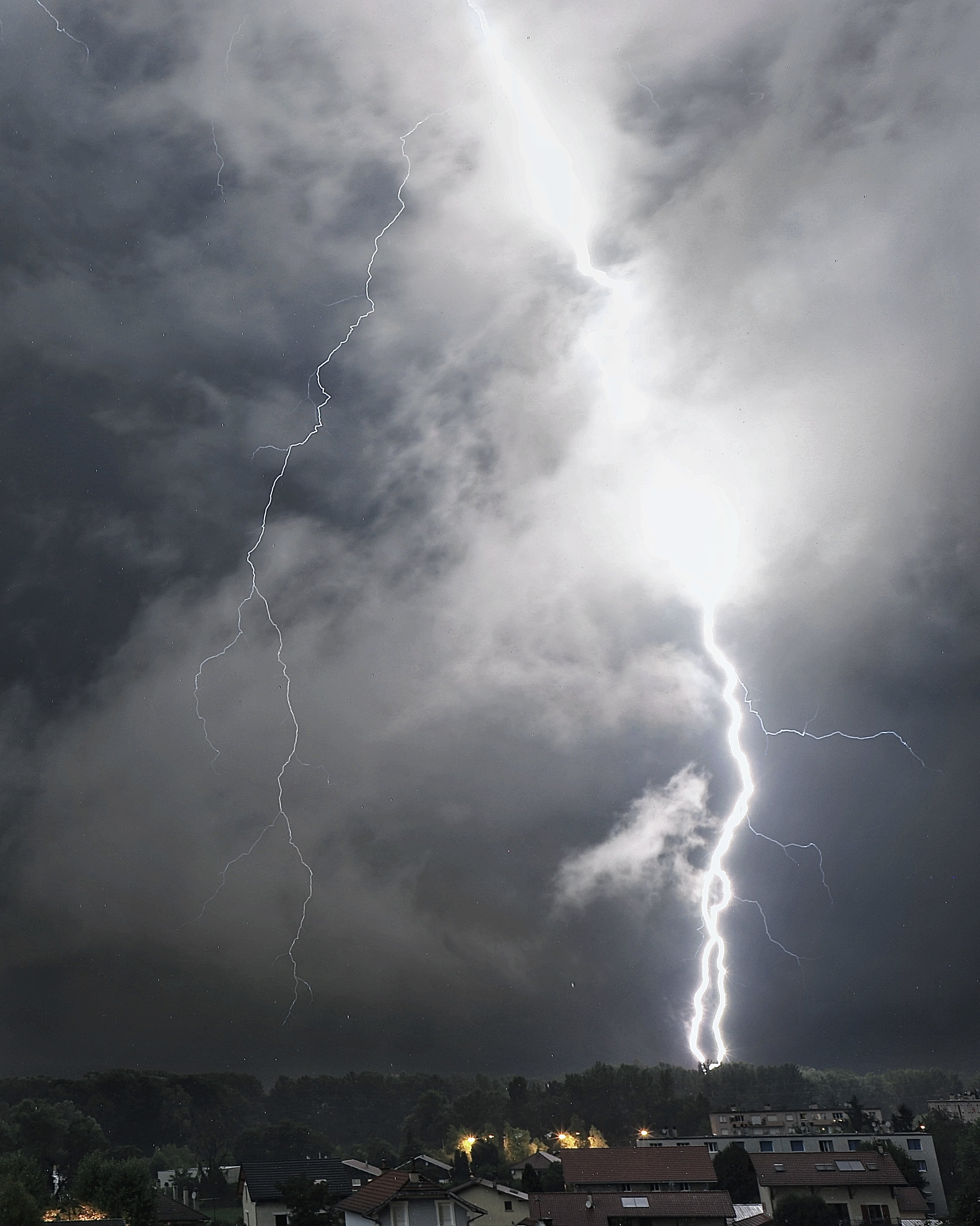 Puissant (double?) impact de foudre sur la commune de Crolles (38). - 25/07/2023 00:12 - Nahel Belgherze