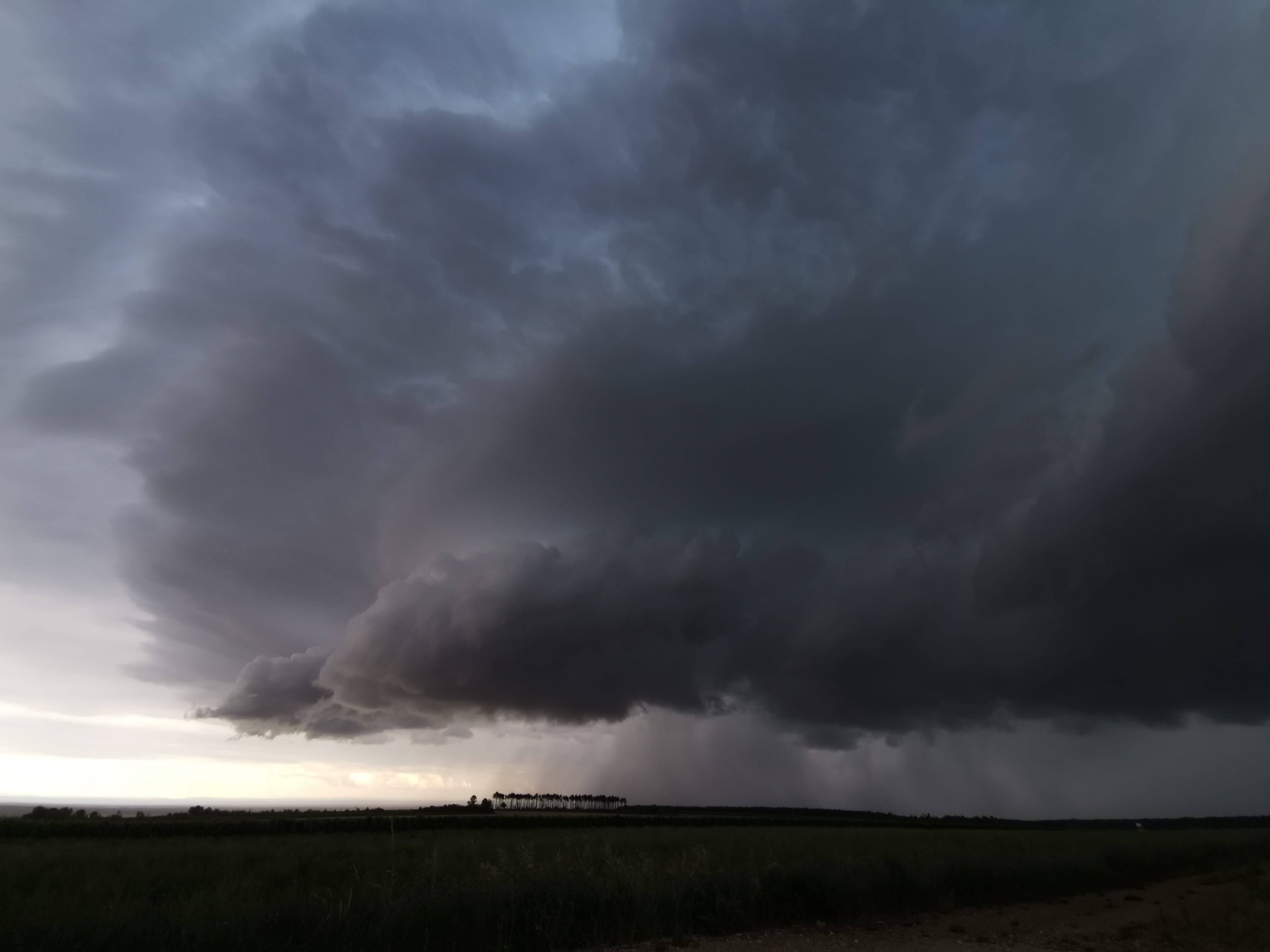 Bel arcus de la cellule passée sur Nuits saint Georges en fin de soirée. Un moment arrété dans le temps... avant pluies intenses et petite grêle au rendez vous. - 25/06/2022 18:42 - Baps Man