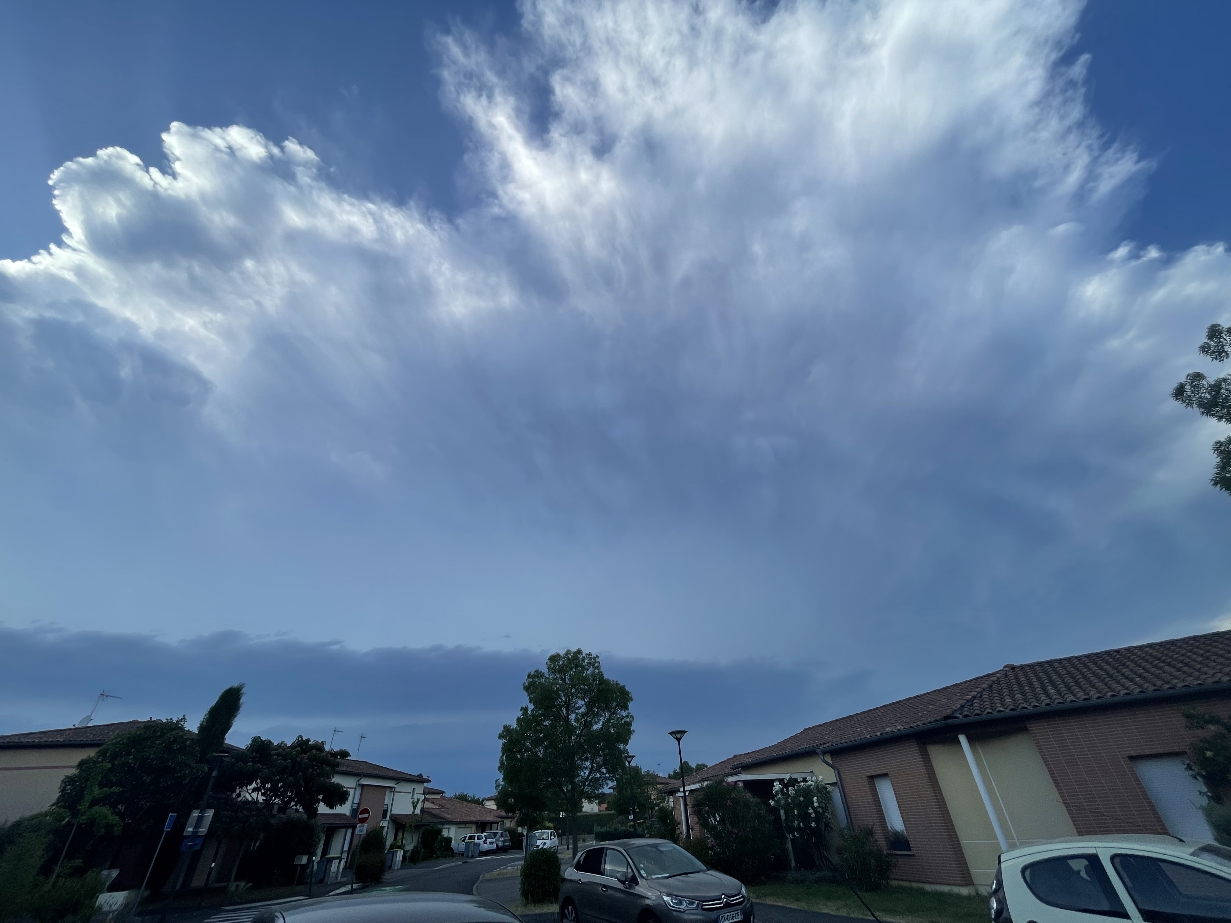 Supercellule au nord de Toulouse qui a probablement fait de la grosse grêle vu la couleur verdâtre du nuage avec des fortes rafles et beaucoup d’éclairs - 25/06/2025 19:30 - Noa Mieres