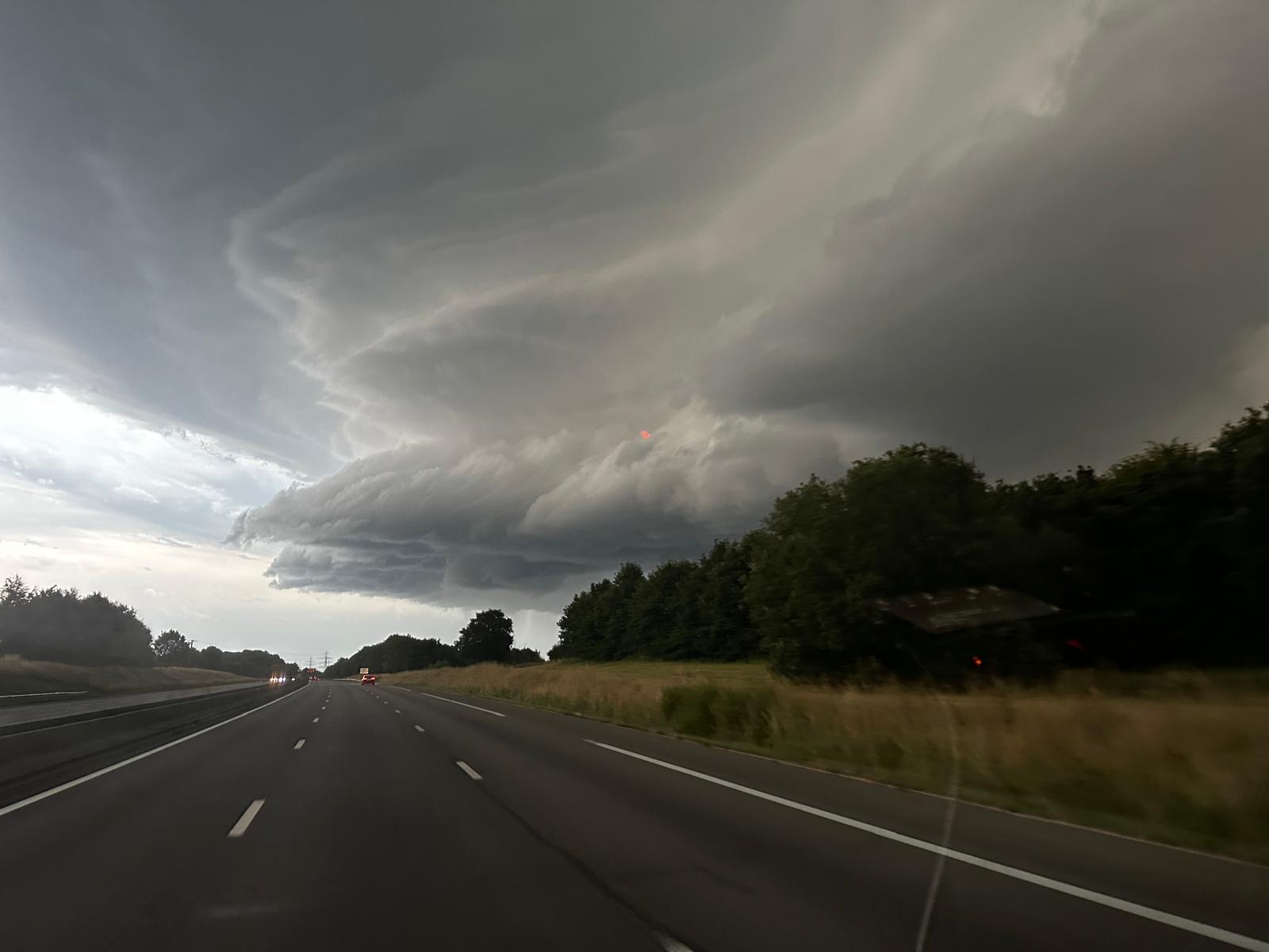 Au sud de Rouen , super cellule en déplacement 21h20 Mercredi . - 25/06/2025 21:22 - Frex FD