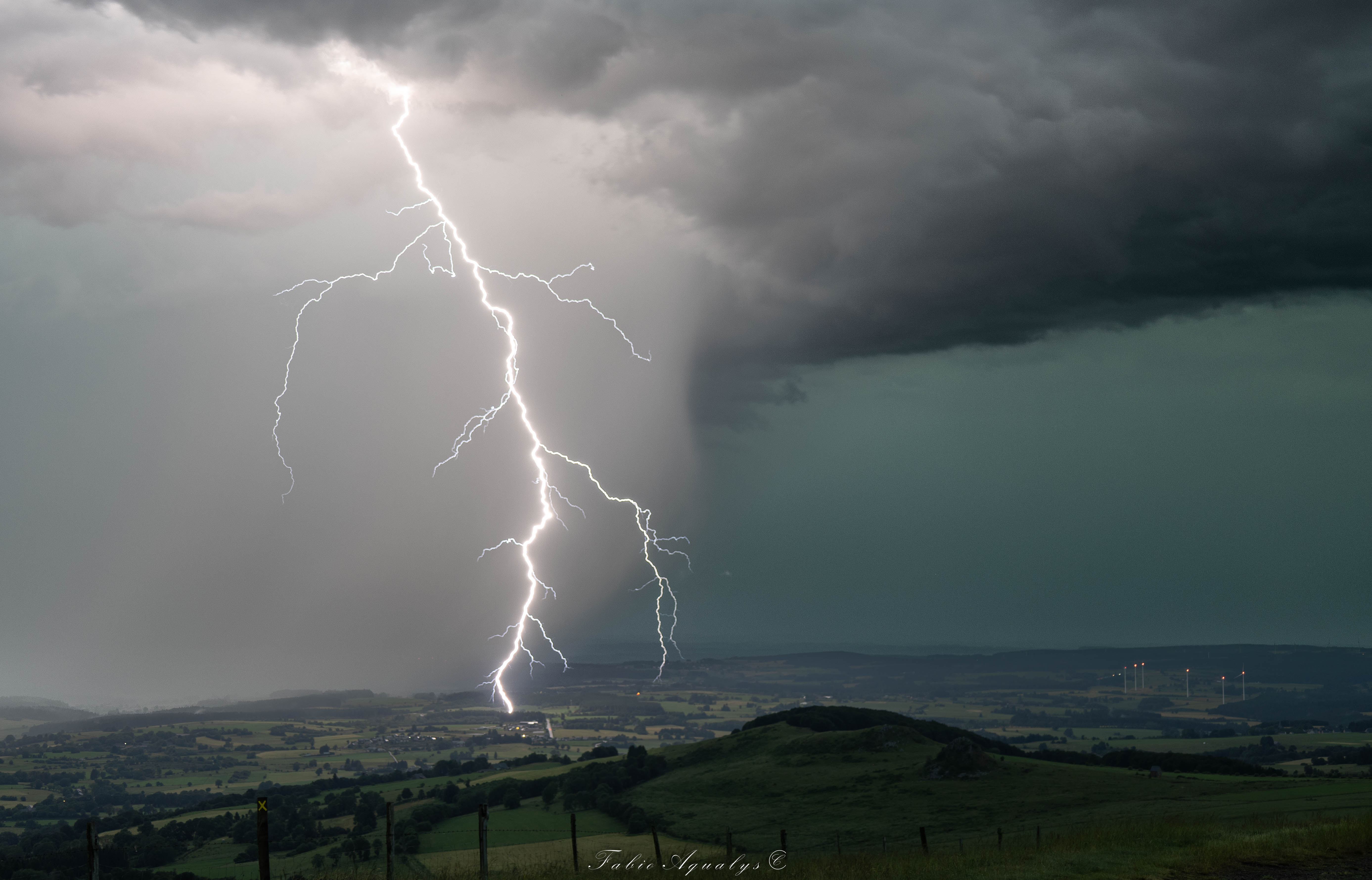 Après le passage du gros système orageux avec des rafales de vent enregistrées à 120km/h sur le Puy-de-Dôme (dont ce secteur du Mont-Dore), une cellule isolée a suivi en m'offrant de magnifiques impacts de foudre. - 25/06/2025 22:30 - Fabio Aqualys
