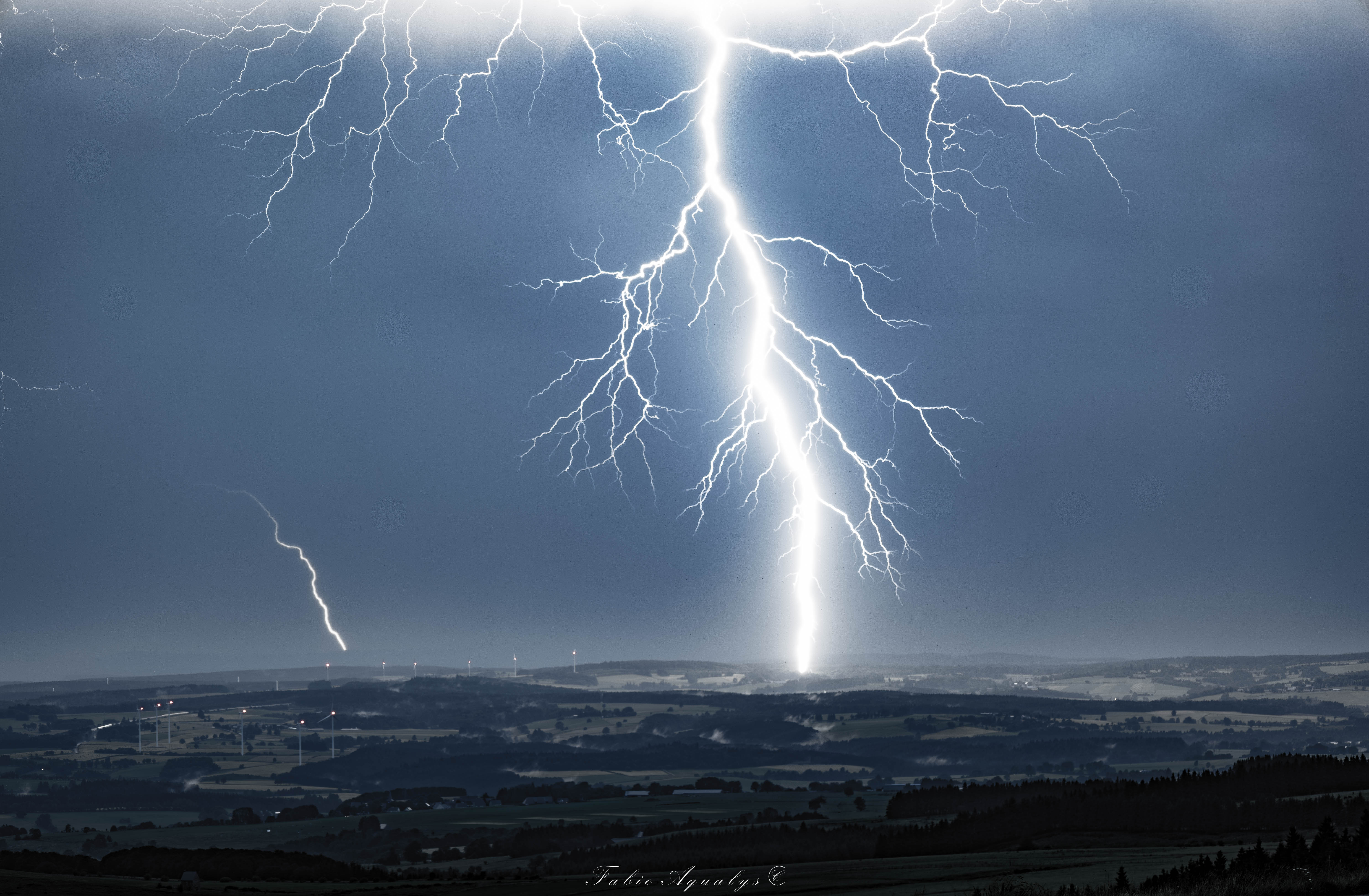 Après le passage du gros système orageux avec des rafales de vent enregistrées à 120km/h sur le Puy-de-Dôme (dont ce secteur du Mont-Dore), une cellule isolée a suivi en m'offrant de magnifiques impacts de foudre. - 25/06/2025 22:30 - Fabio Aqualys