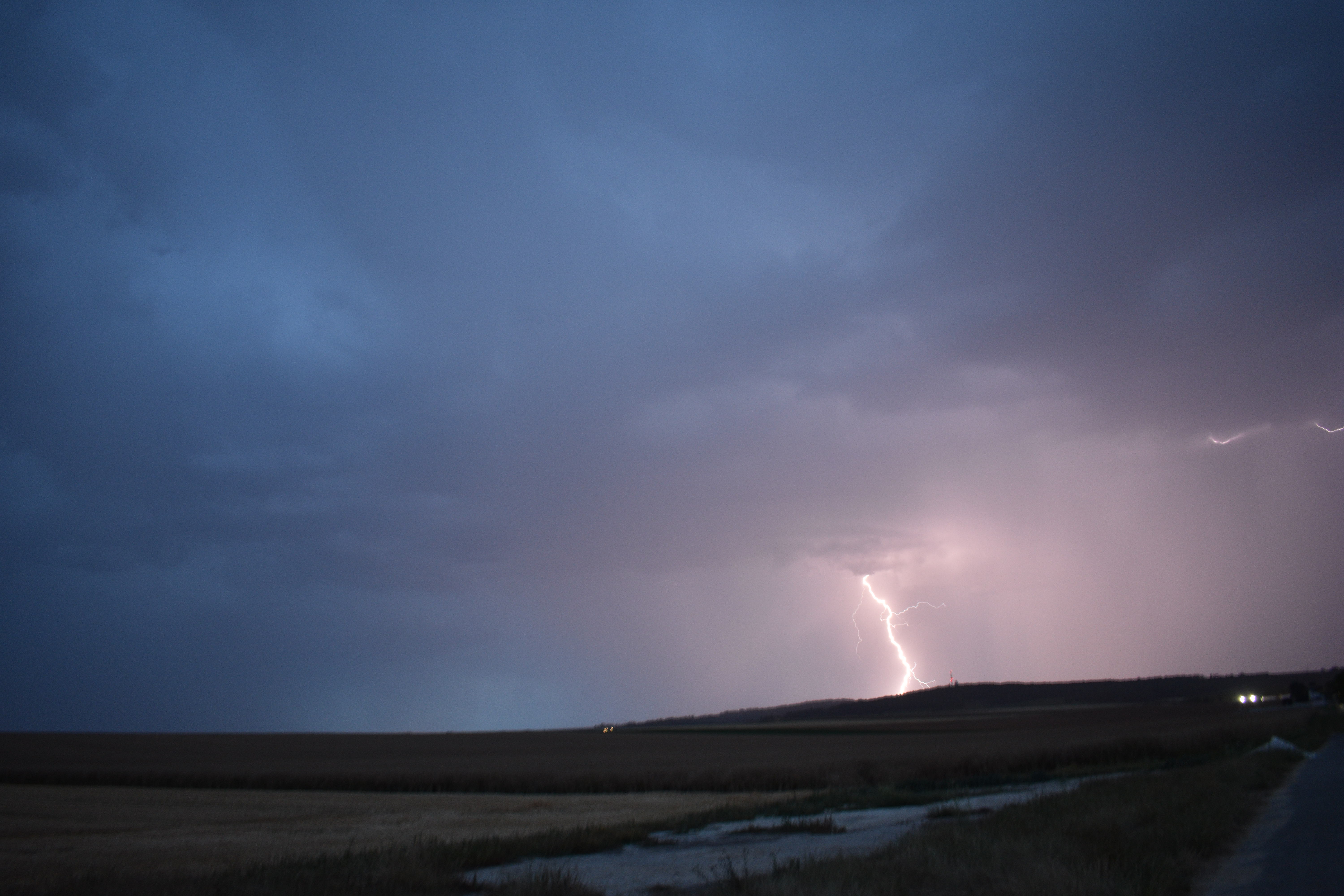 Un éclair (Parmis tant d'autres) a l'approche du premier orage de Reims hier soir. Photo prise depuis Gueux. - 25/06/2025 23:20 - William Carcenac