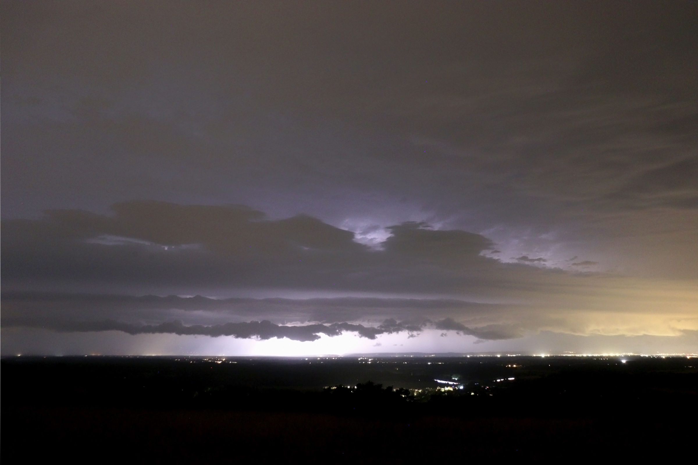 Vue sur le potentiel derecho qui a transité entre le sud-ouest et le nord-est du pays cette nuit. Photo prise depuis le Mont-Roland à coté de Dole (39) lorsque le système balayait la Côte-d'Or. - 25/06/2025 23:07 - Rémi PROJEAN