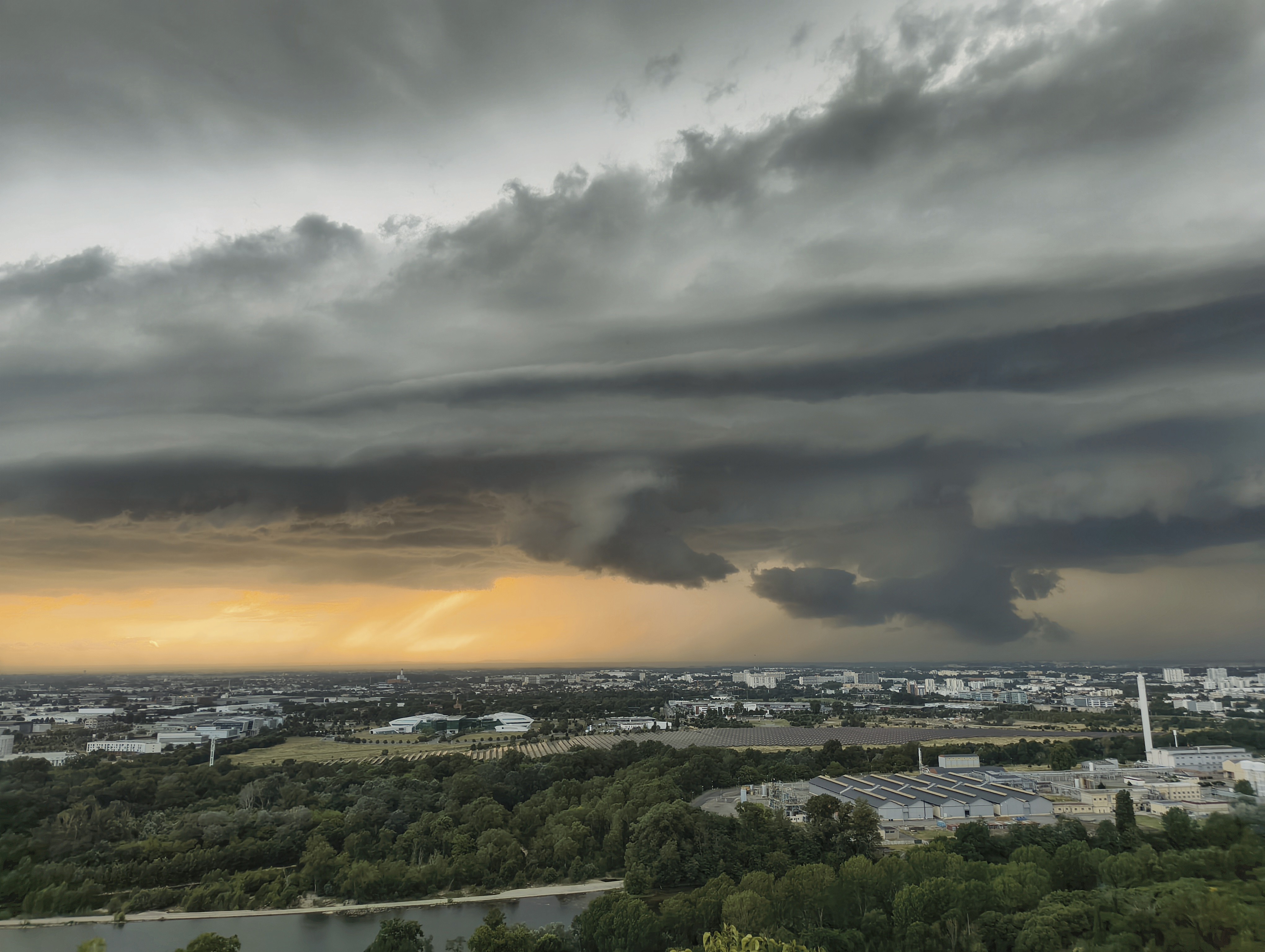 A l'avant de l'orage sur le midi Toulousain mercredi soir - Arcus bien défini avec nuage de poussière observé en dessous - 25/06/2025 19:48 - Perrine Bazus