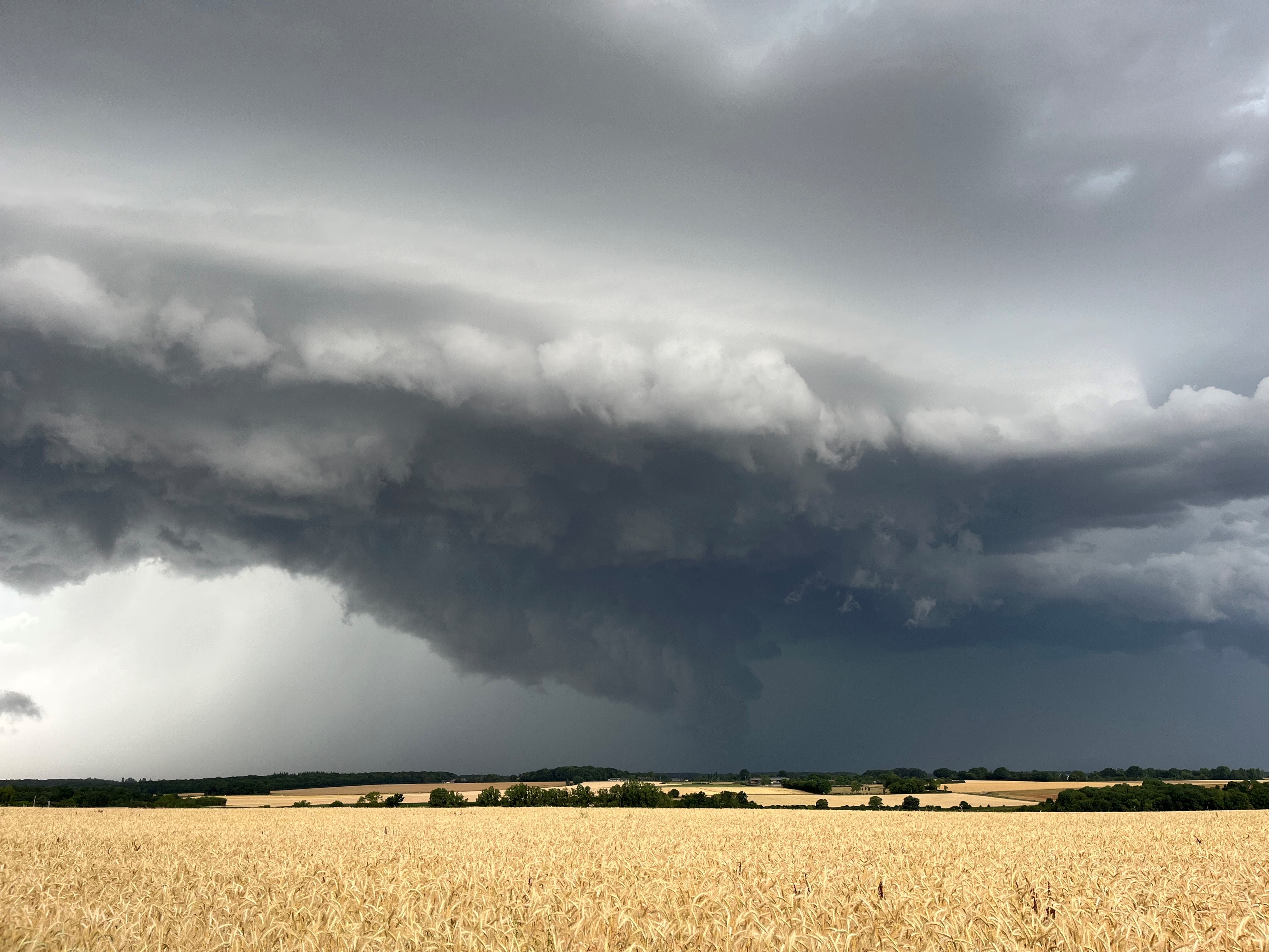 Vue de la supercellule qui a transité hier (25/06/2025) en début de soirée dans l'Eure, au niveau de la commune de La Neuve-Lyre (27), avec un nuage mûr bien formé sous cette base très dense. - 25/06/2025 20:45 - Victor VERMEIL