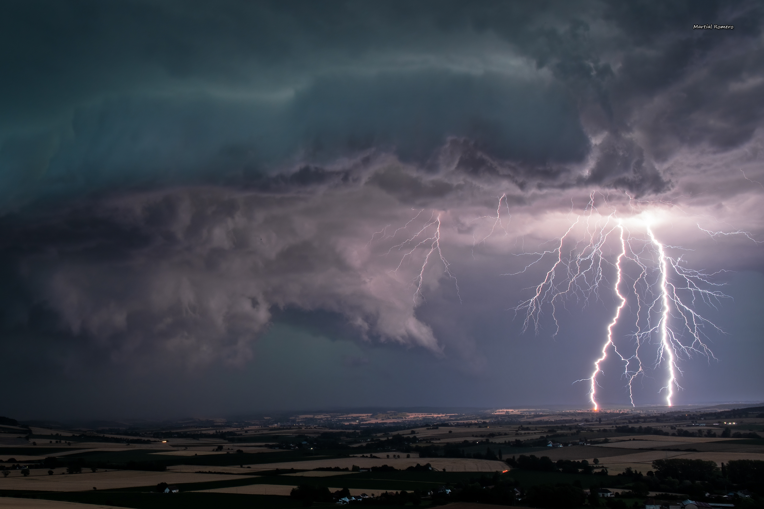 Interception exceptionnelle du derecho ayant traversé la région Mercredi 25 Juin 2025. Photographié à Ussel-d'Allier, au nord de Gannat dans le sud de l'Allier. - 25/06/2025 21:46 - Martial Romero