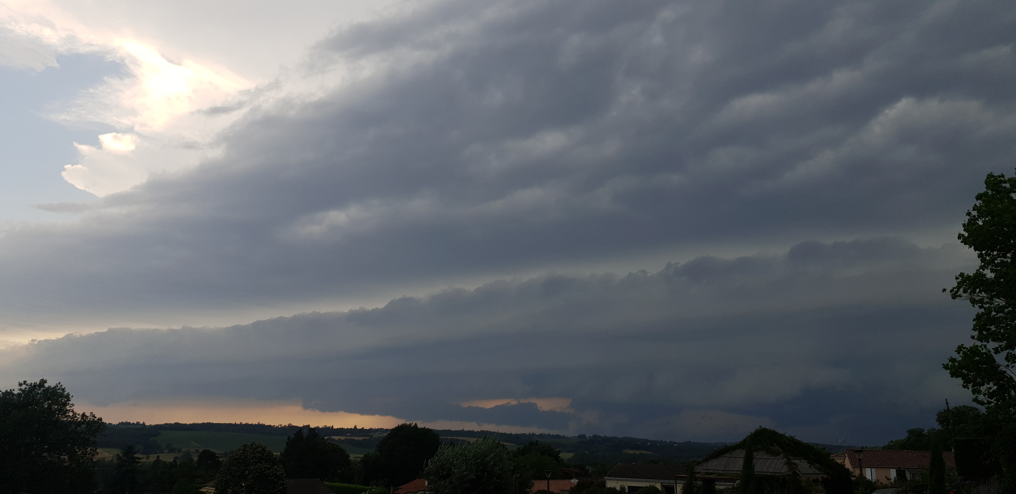 Une jolie supercellule au dessus de toulouse - 25/06/2025 19:51 - Lucas PETITCOL