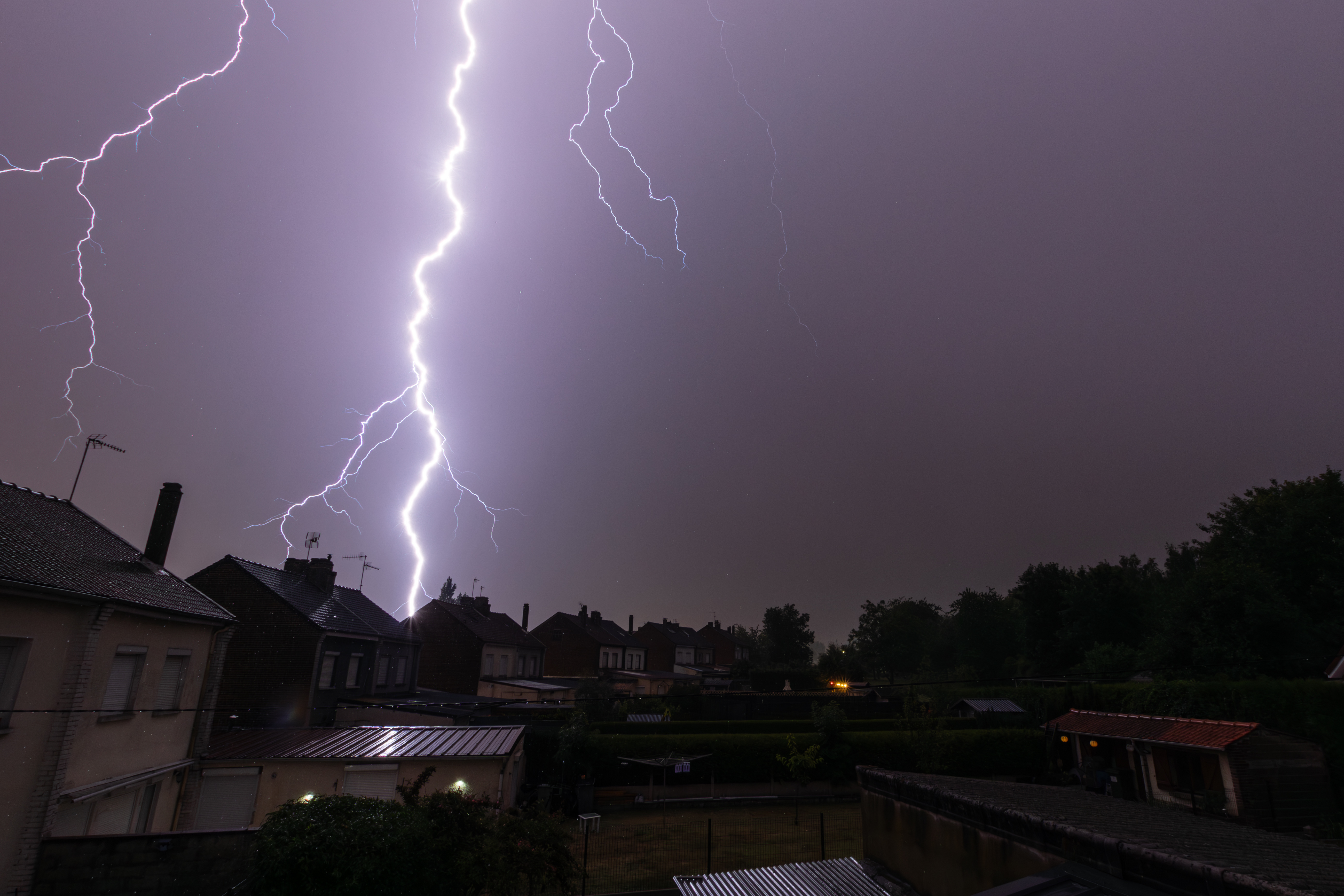 Bel impact de foudre durant la dégradation orageuse parvenu dans la soirée et nuit du 25 au 26 juin 2025. Ici une photographie du seul impact fait de ma chasse après être rentré de mon point de vue habituel en catastrophe (Secteur de Béthune (62)) - 25/06/2025 23:37 - Pierre Pierron