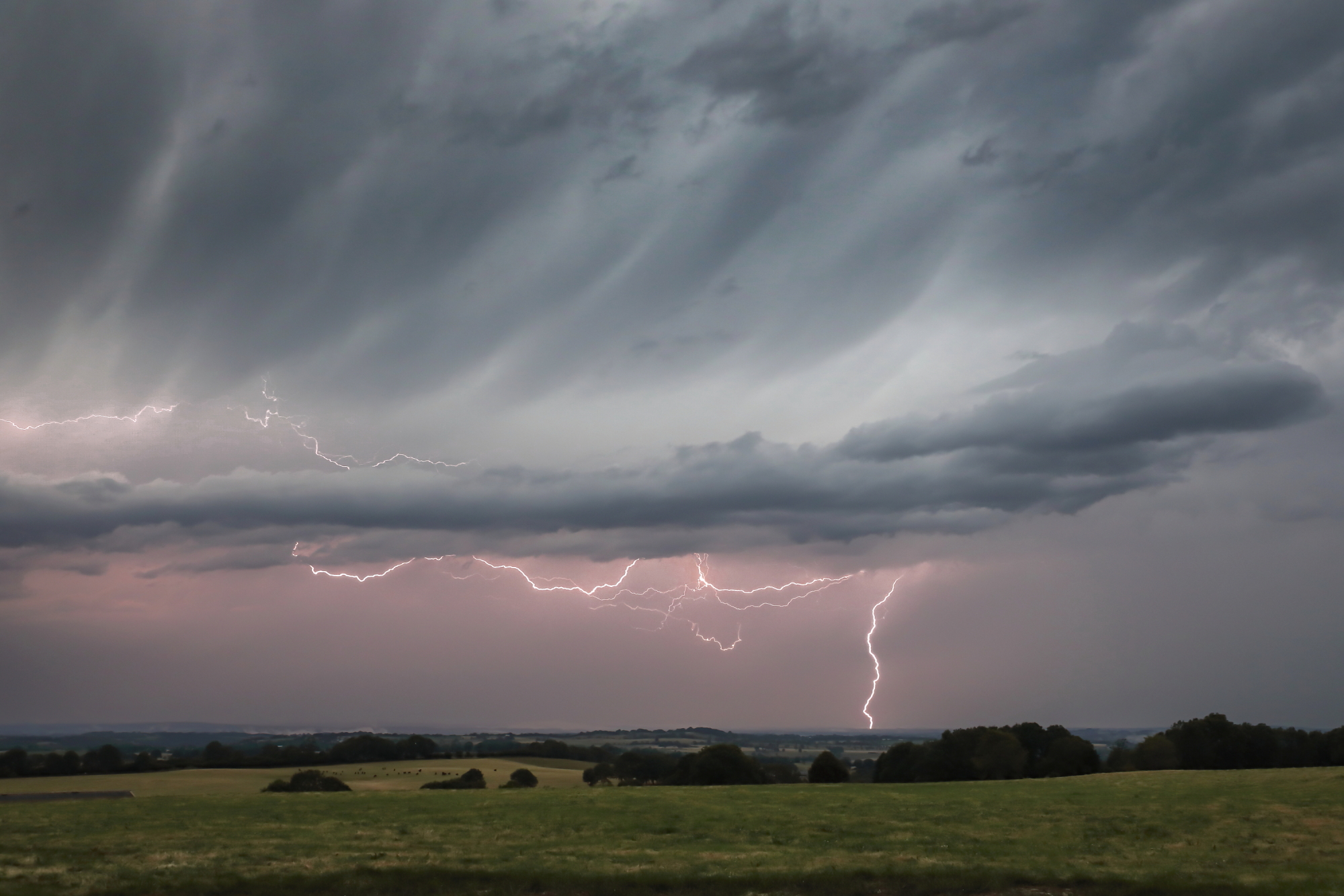 Orage sur le Cantal, de puis Salers en direction de l'ouest,le 26 en soirée. - 25/06/2025 21:13 - etienne VANARET