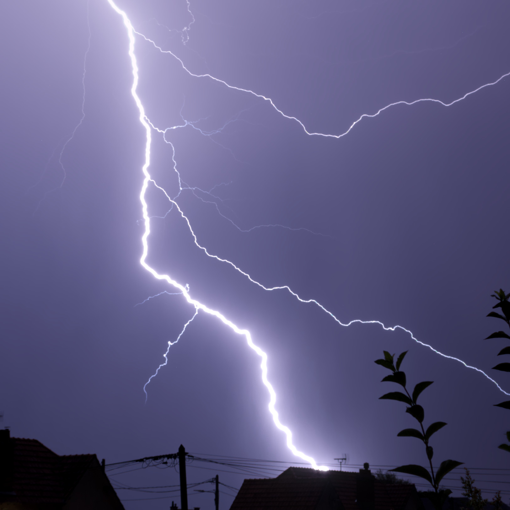 magnifique impact de foudre, photographié depuis Ouistreham (14). Sans aucun doute le plus spectaculaire que j'aie eu la chance de capturer jusqu'à présent. - 25/06/2026 23:43 - Malvin ALEXANDRE