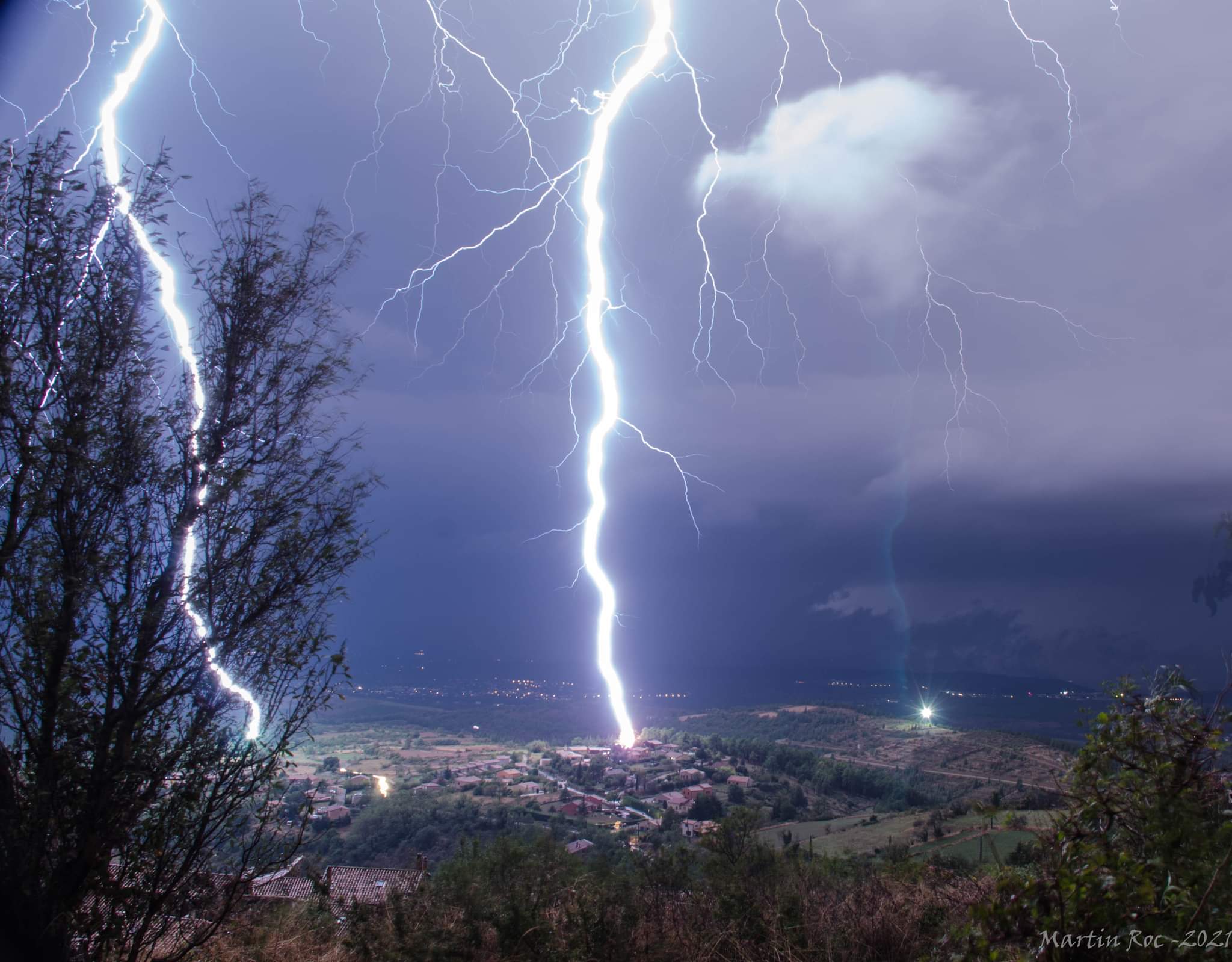 Nuit de guerre en Ardèche - Foudroiement d'une ligne électrique avec court-circuit et d'un arbre (a droite) - 25/09/2021 23:50 - Martin ROCKENSTROCLY